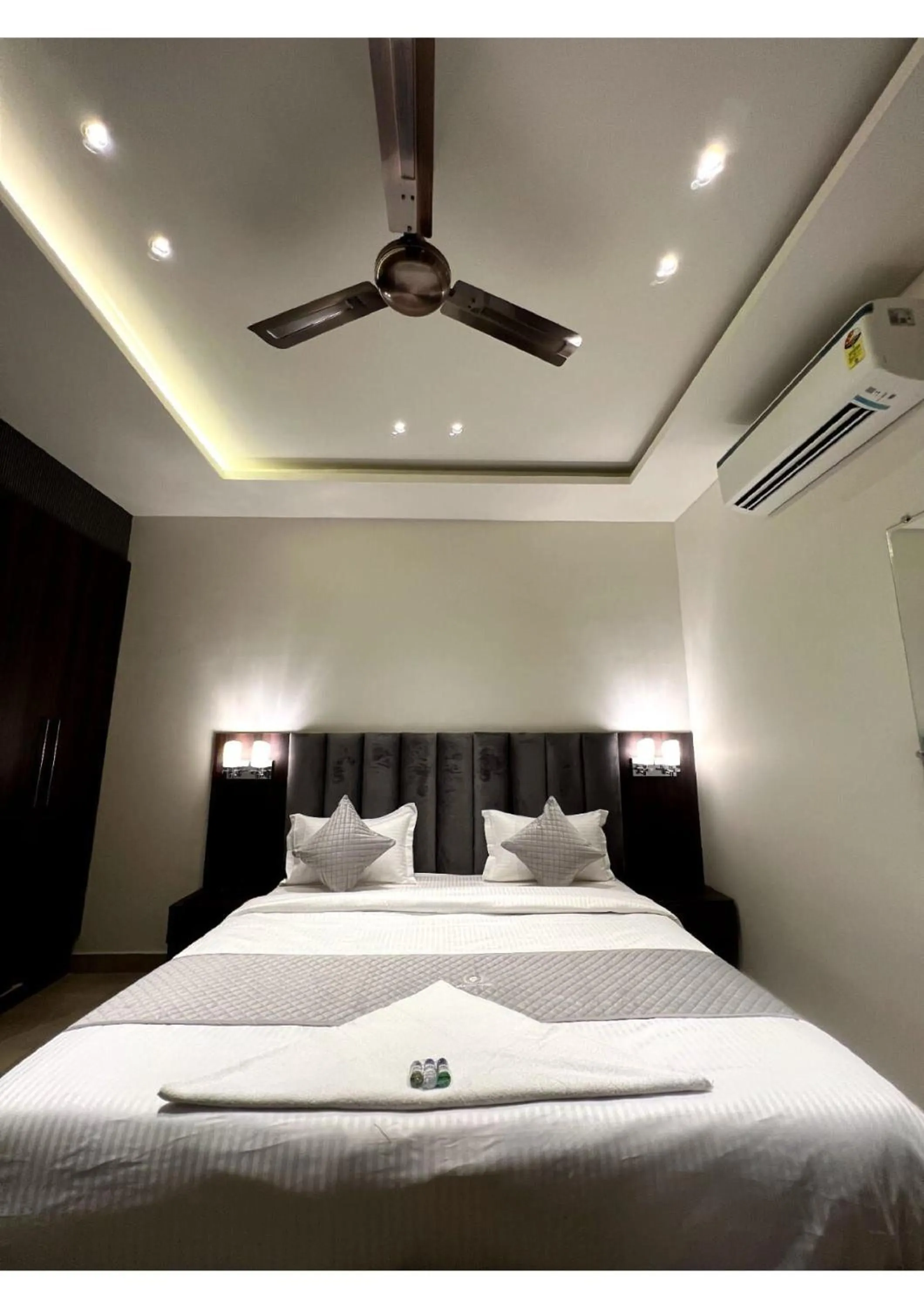 Bed in Hotel Majestic Grand By MNG Rooms