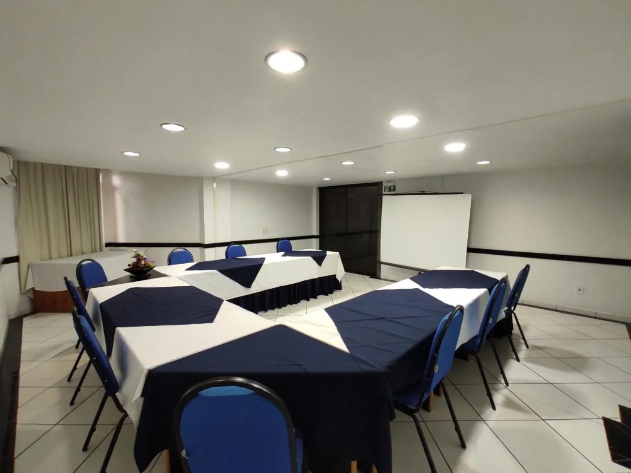 Meeting/conference room, Bed in Harbor Querência Hotel