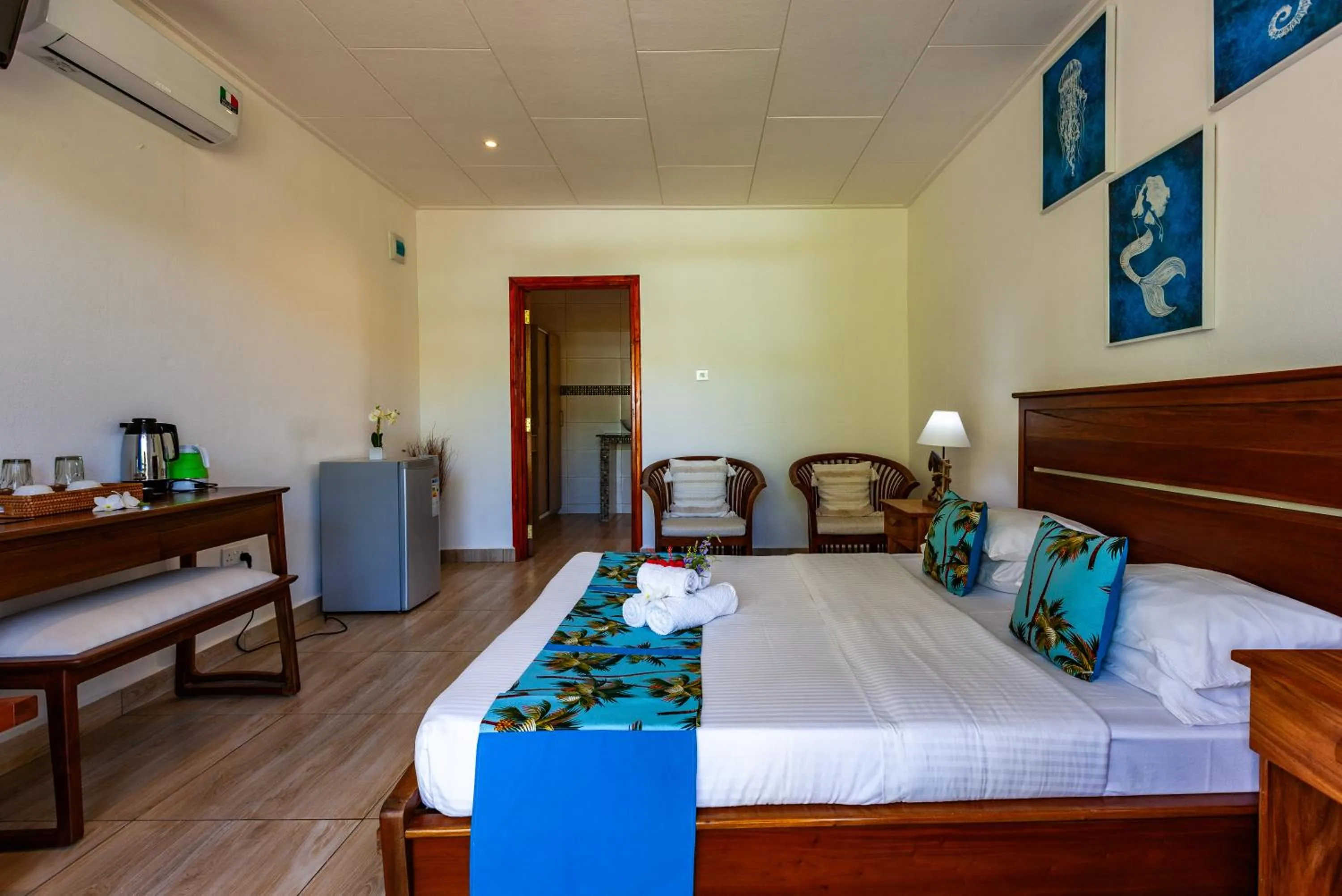 Photo of the whole room, Bed in Chez Marston