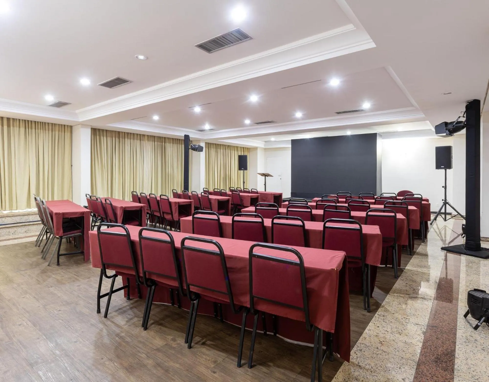 Meeting/conference room in Hotel Euro Suite Campinas by Nacional Inn - Próximo ao Cambuí