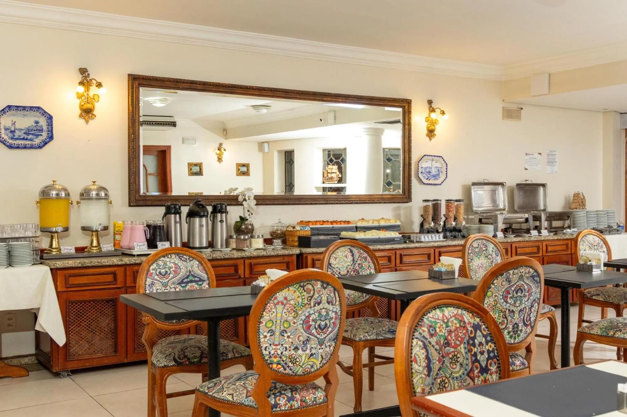 Restaurant/places to eat in Hotel Euro Suite Campinas by Nacional Inn - Próximo ao Cambuí