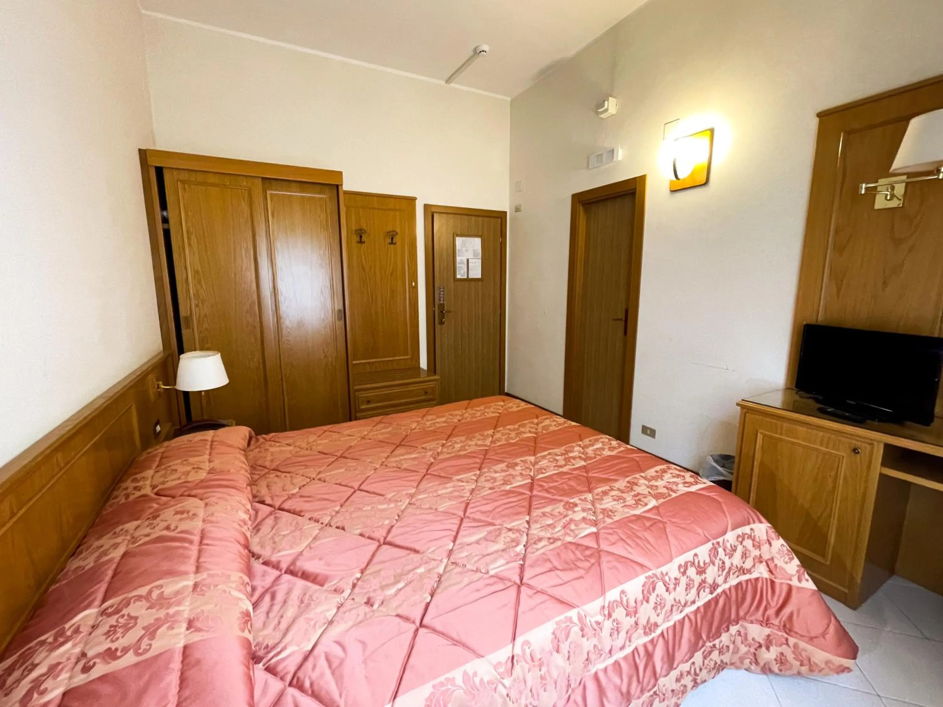 Bed in Hotel Garni del Lago