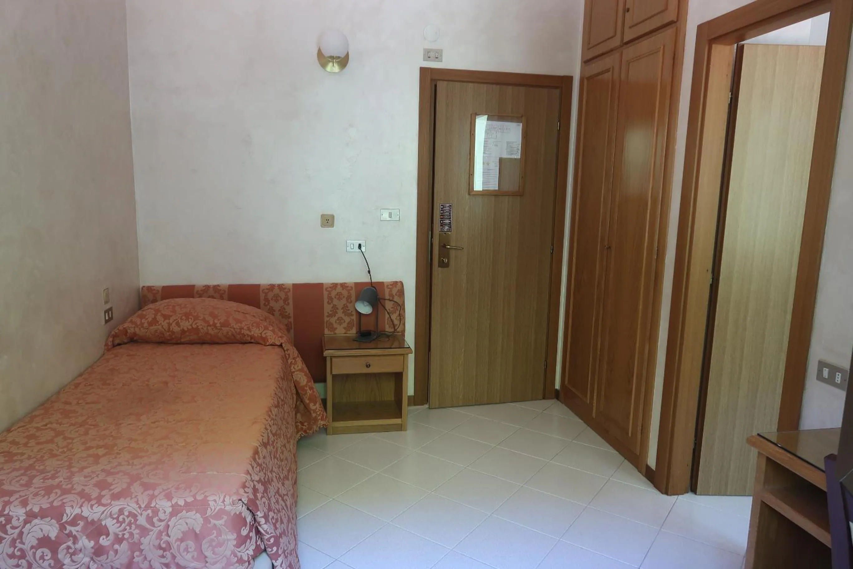 Bed in Hotel Garni del Lago