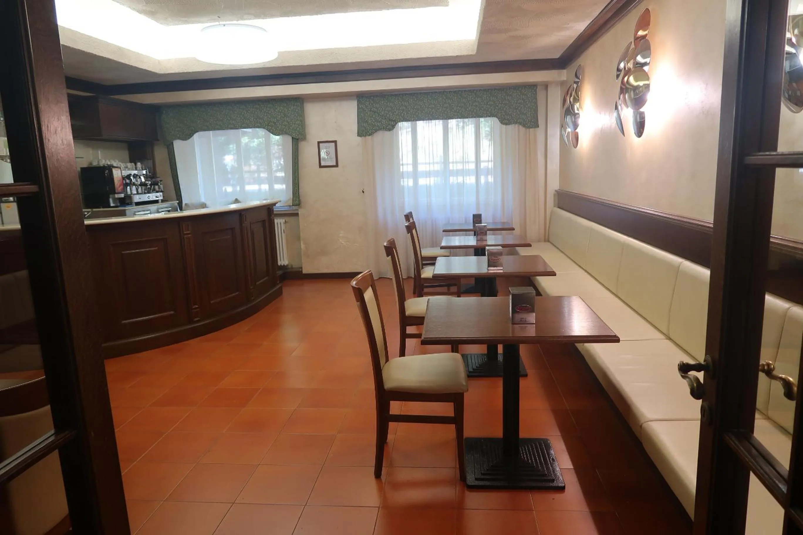 Lounge or bar in Hotel Garni del Lago