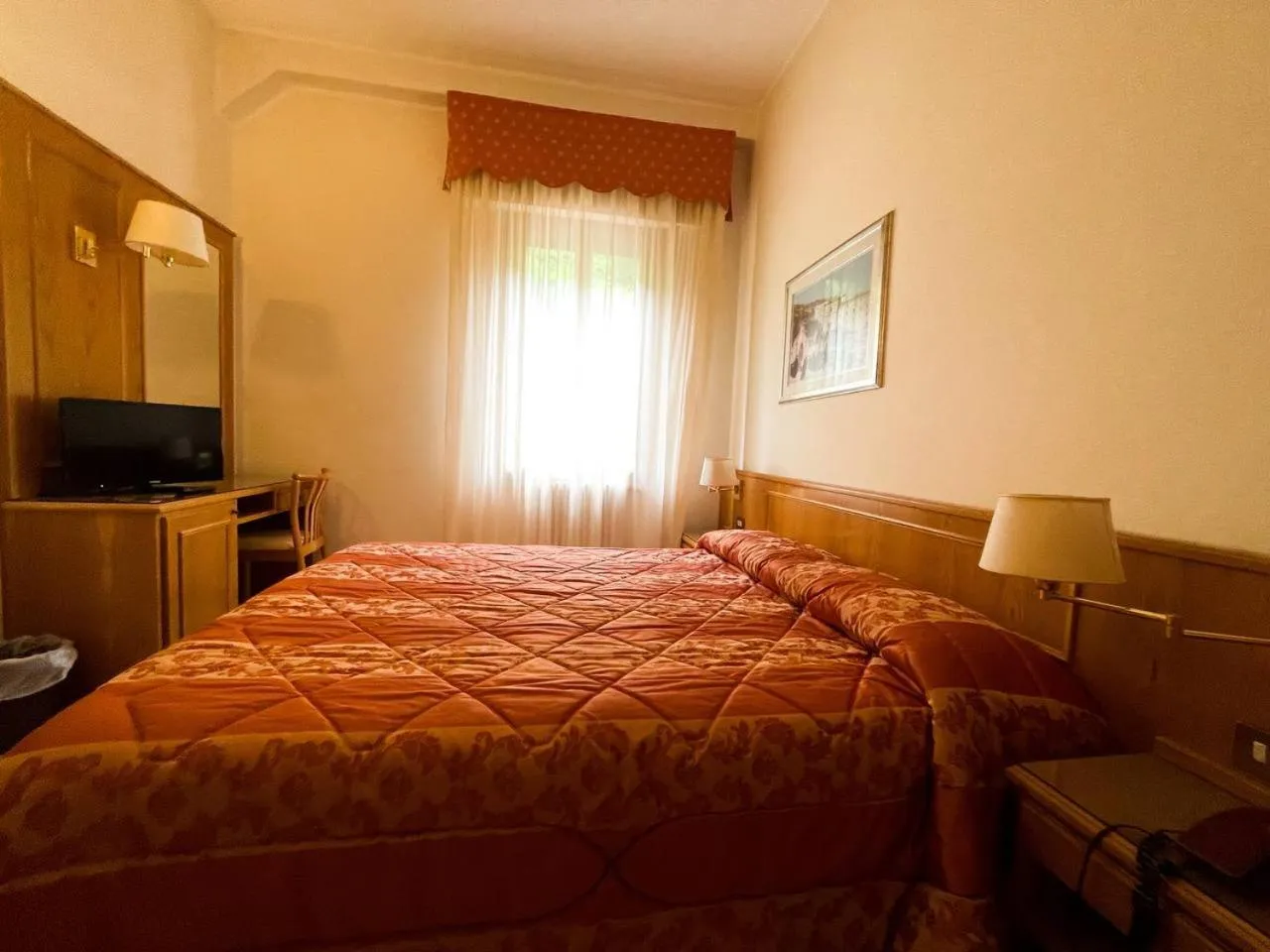 Photo of the whole room, Bed in Hotel Garni del Lago