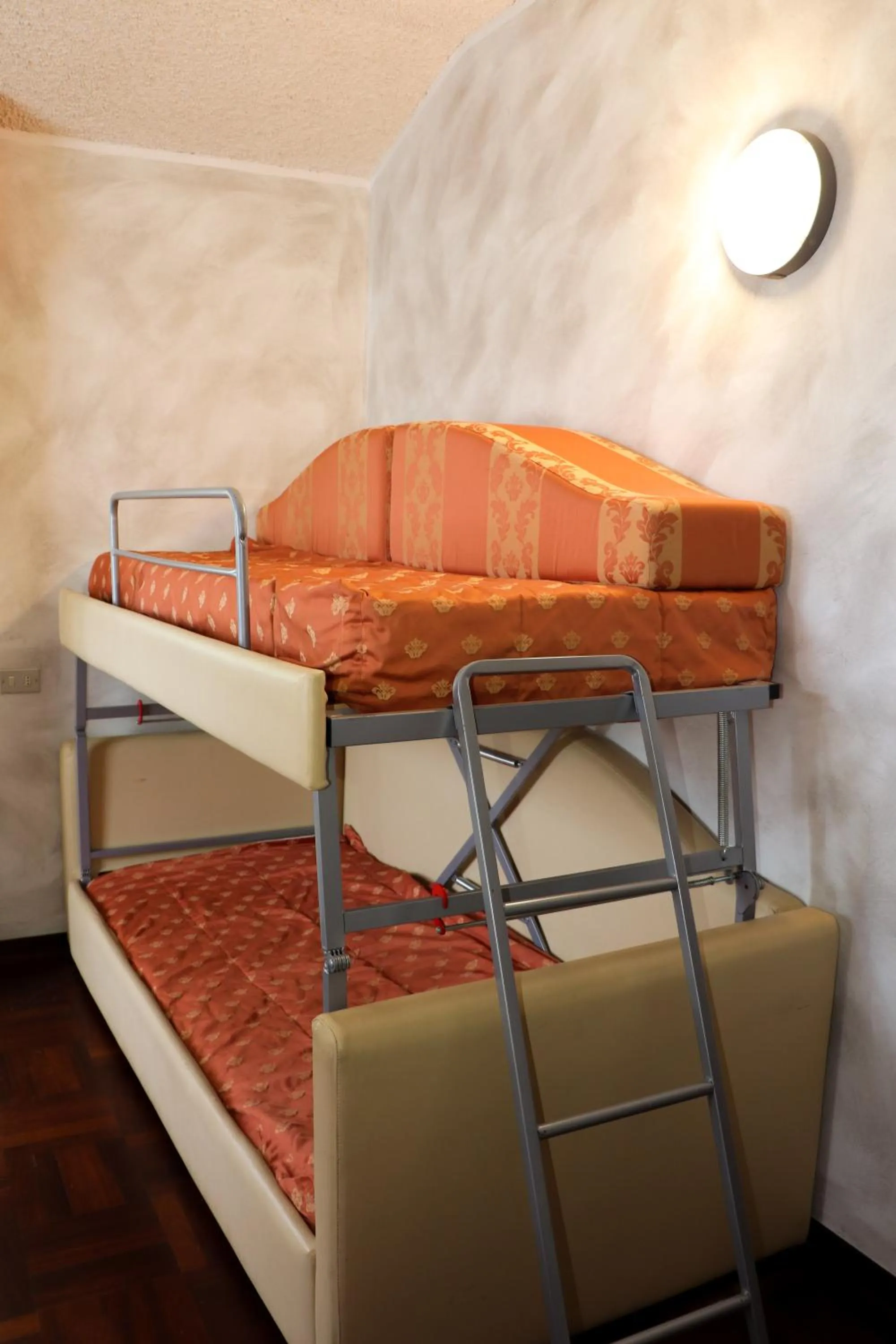 Bed in Hotel Garni del Lago