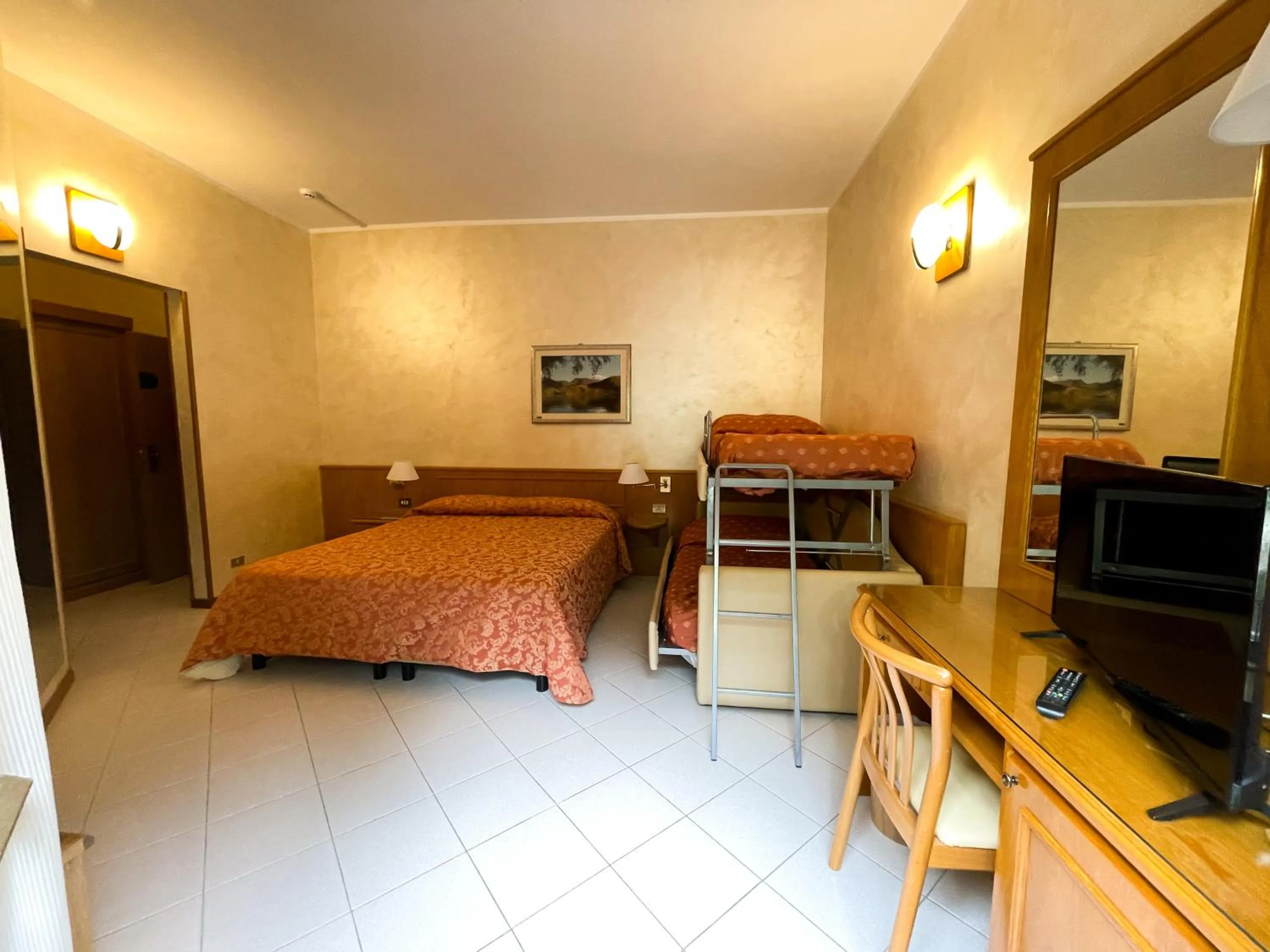 Bed in Hotel Garni del Lago