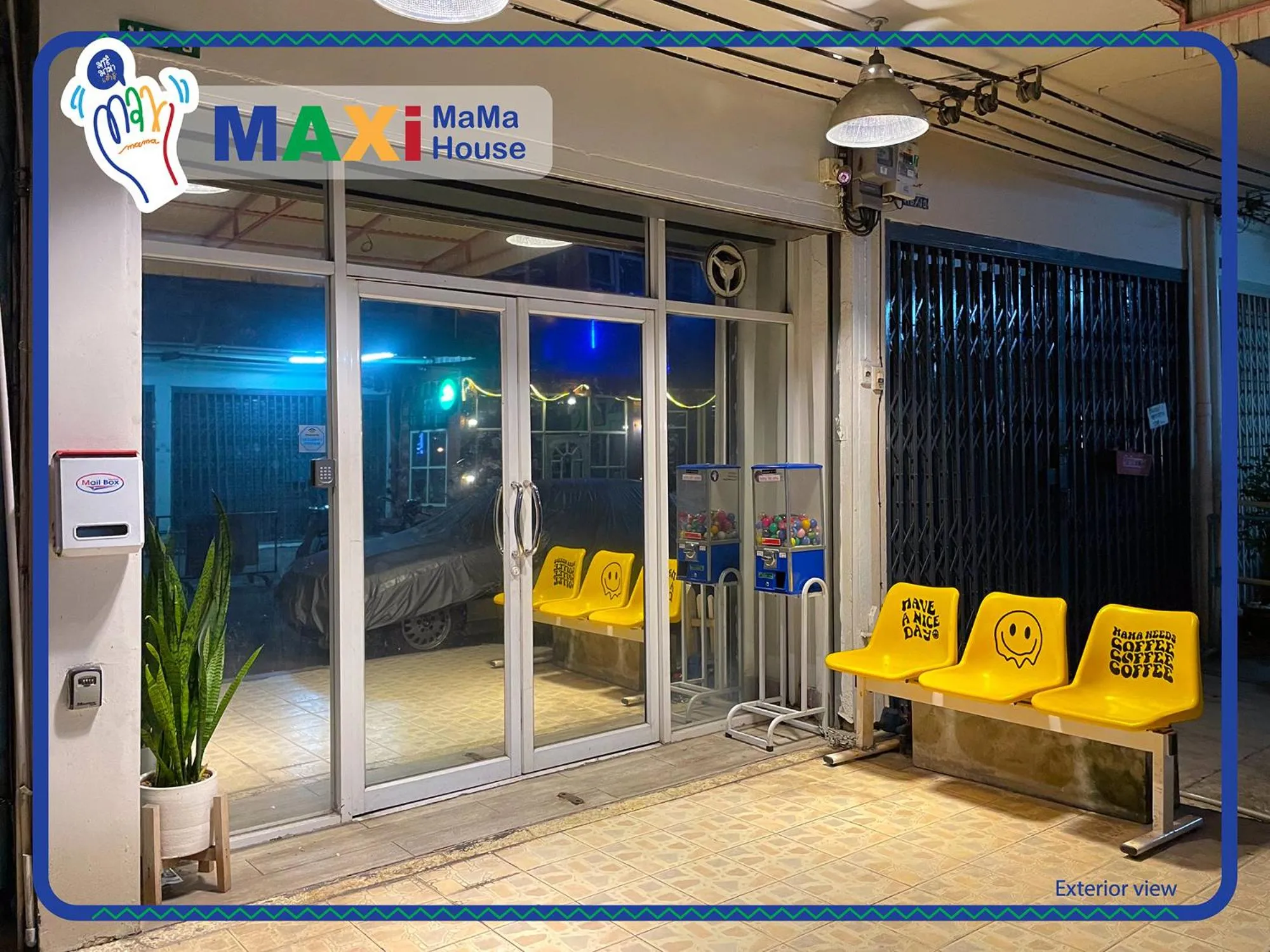 Facade/entrance in MAXi MaMa House