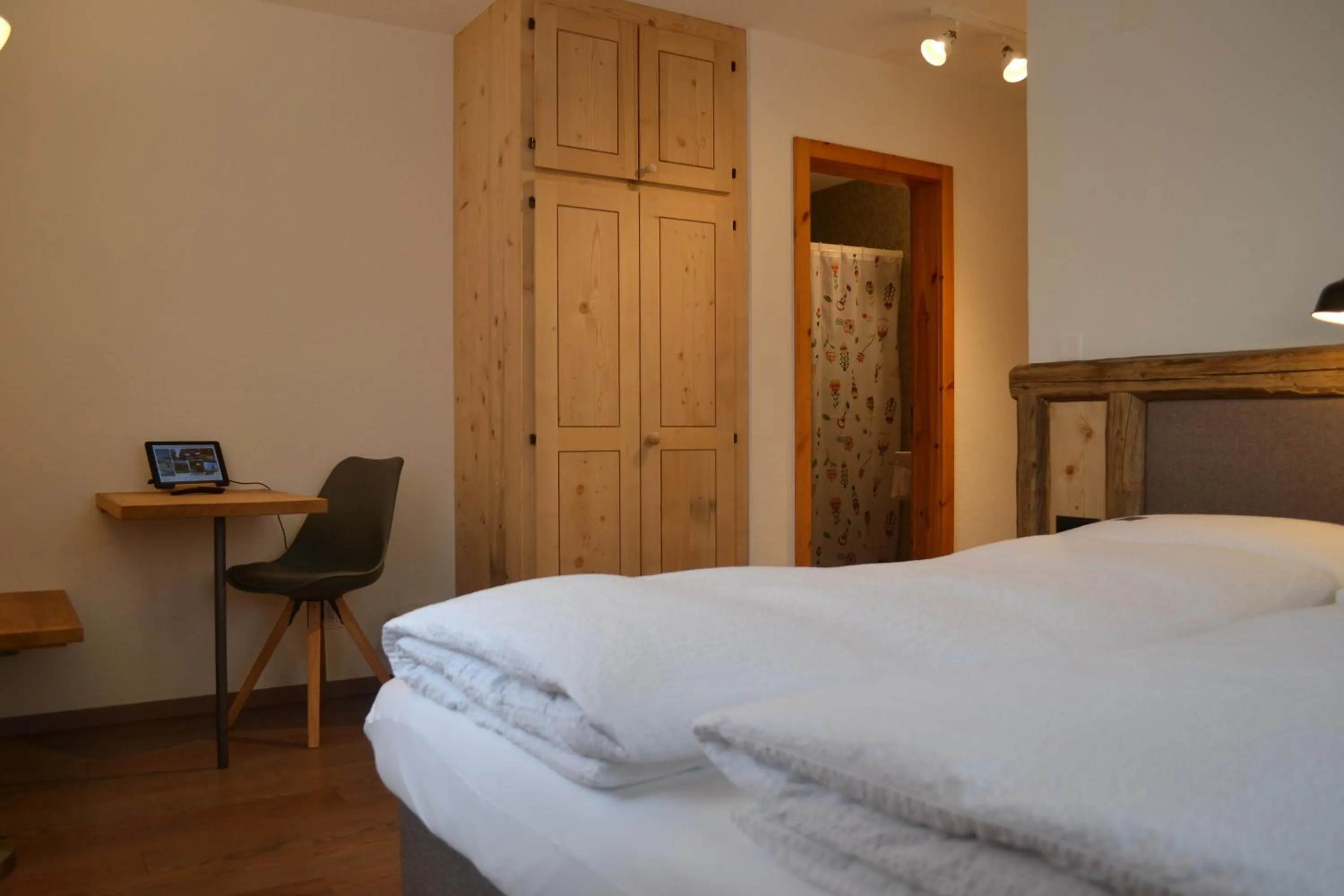 Photo of the whole room, Bed in B&B Chasa Arfusch