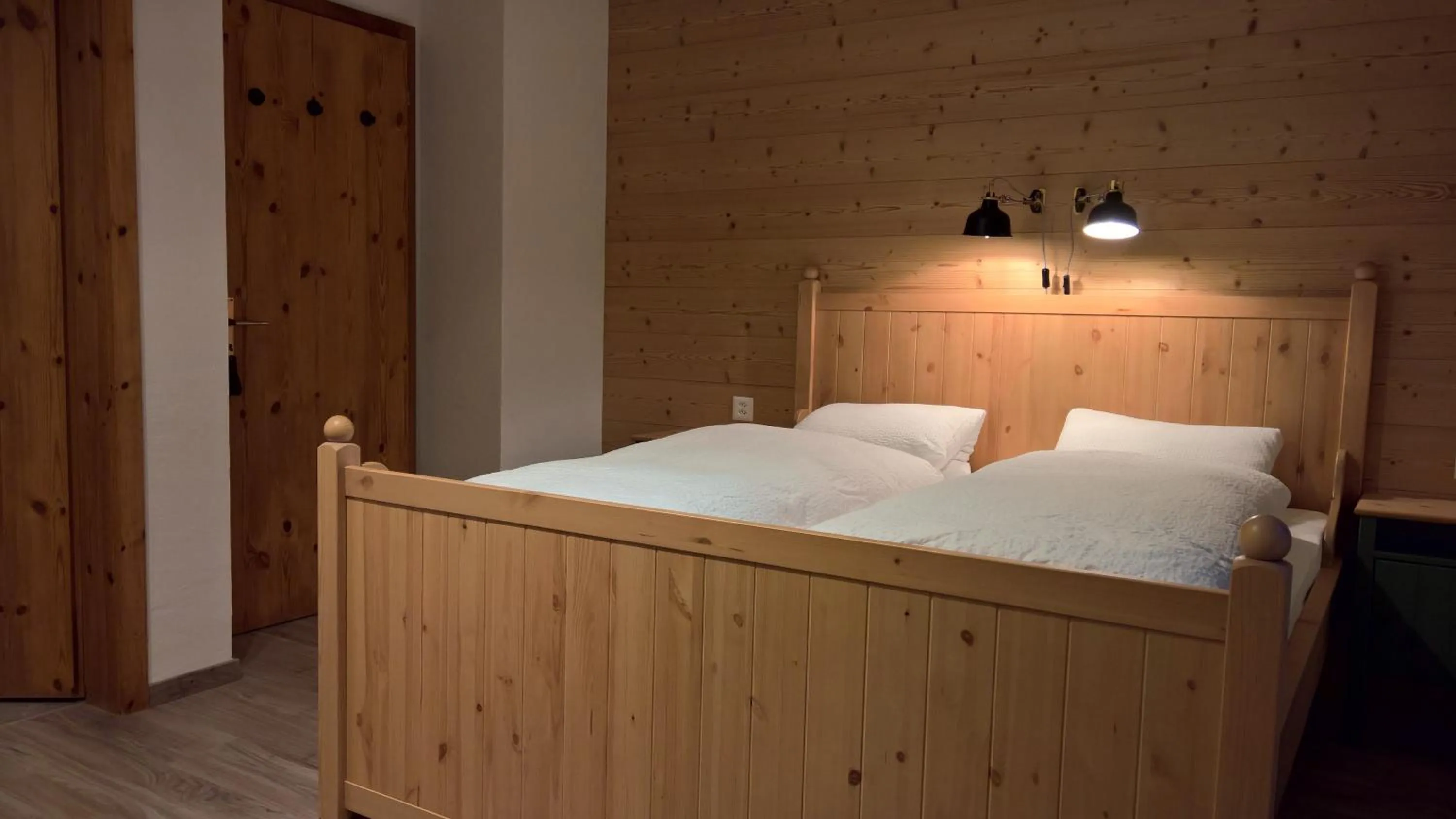 Photo of the whole room, Bed in B&B Chasa Arfusch