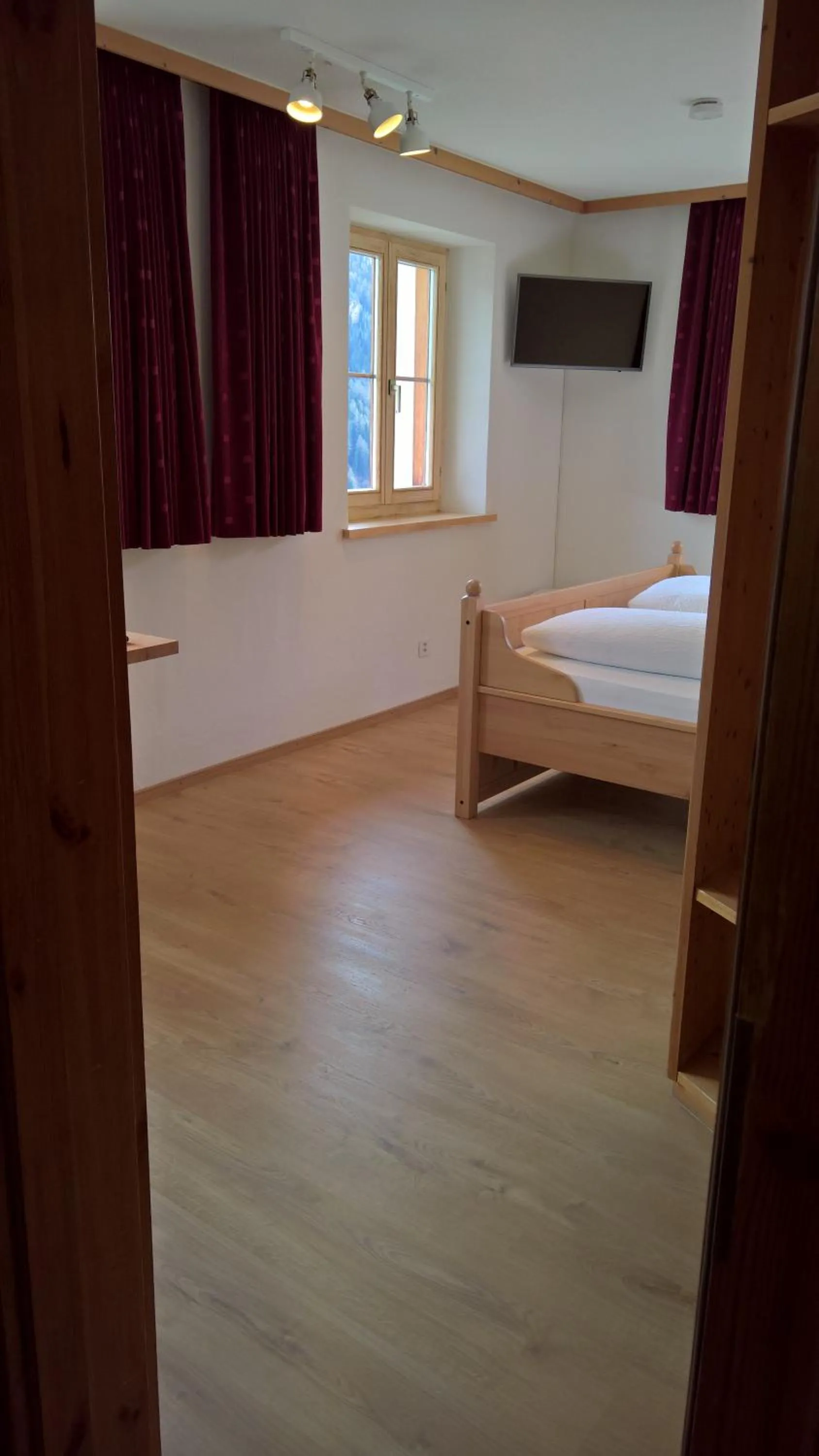 Photo of the whole room, Bed in B&B Chasa Arfusch