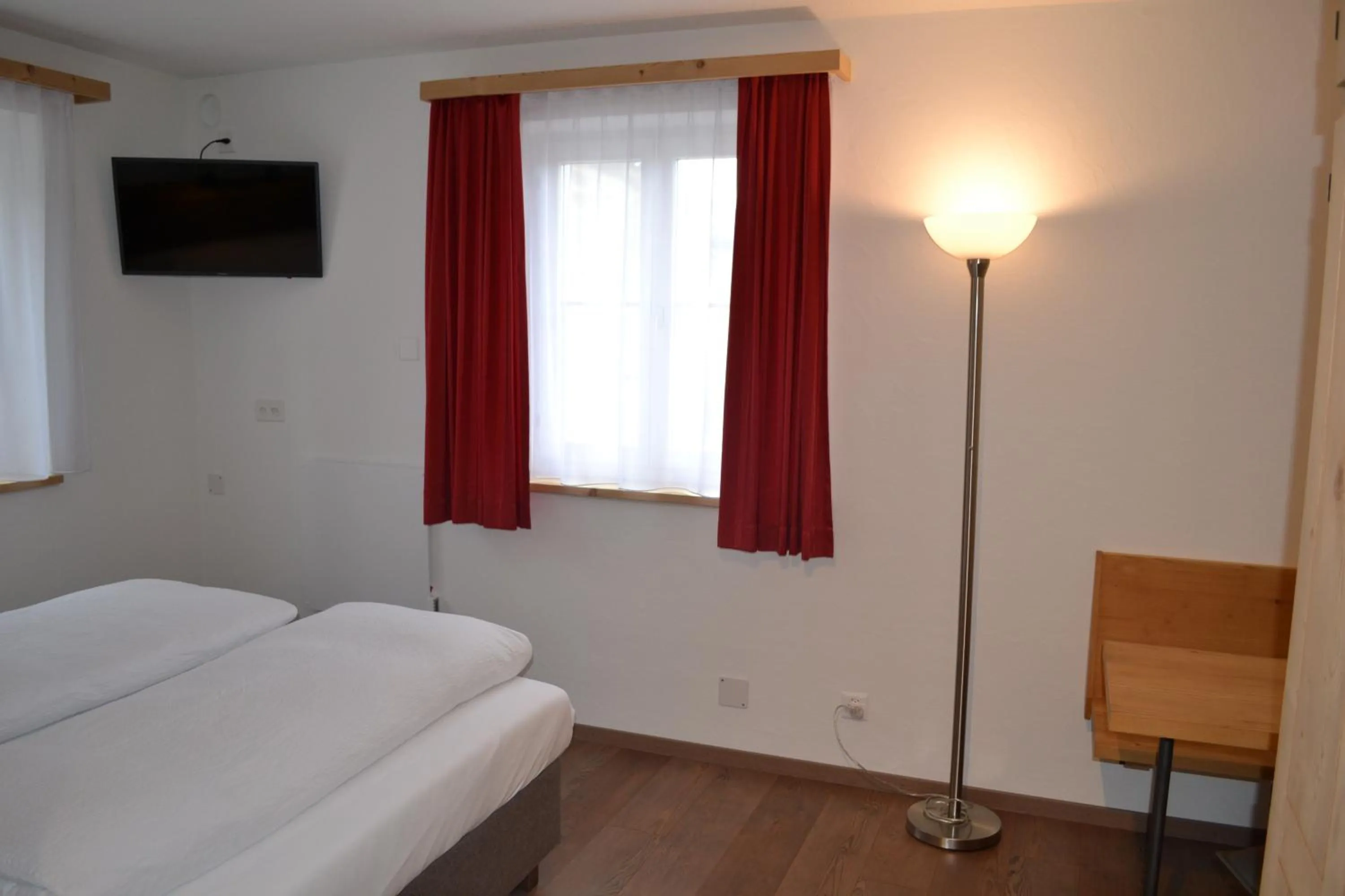 Photo of the whole room, Bed in B&B Chasa Arfusch