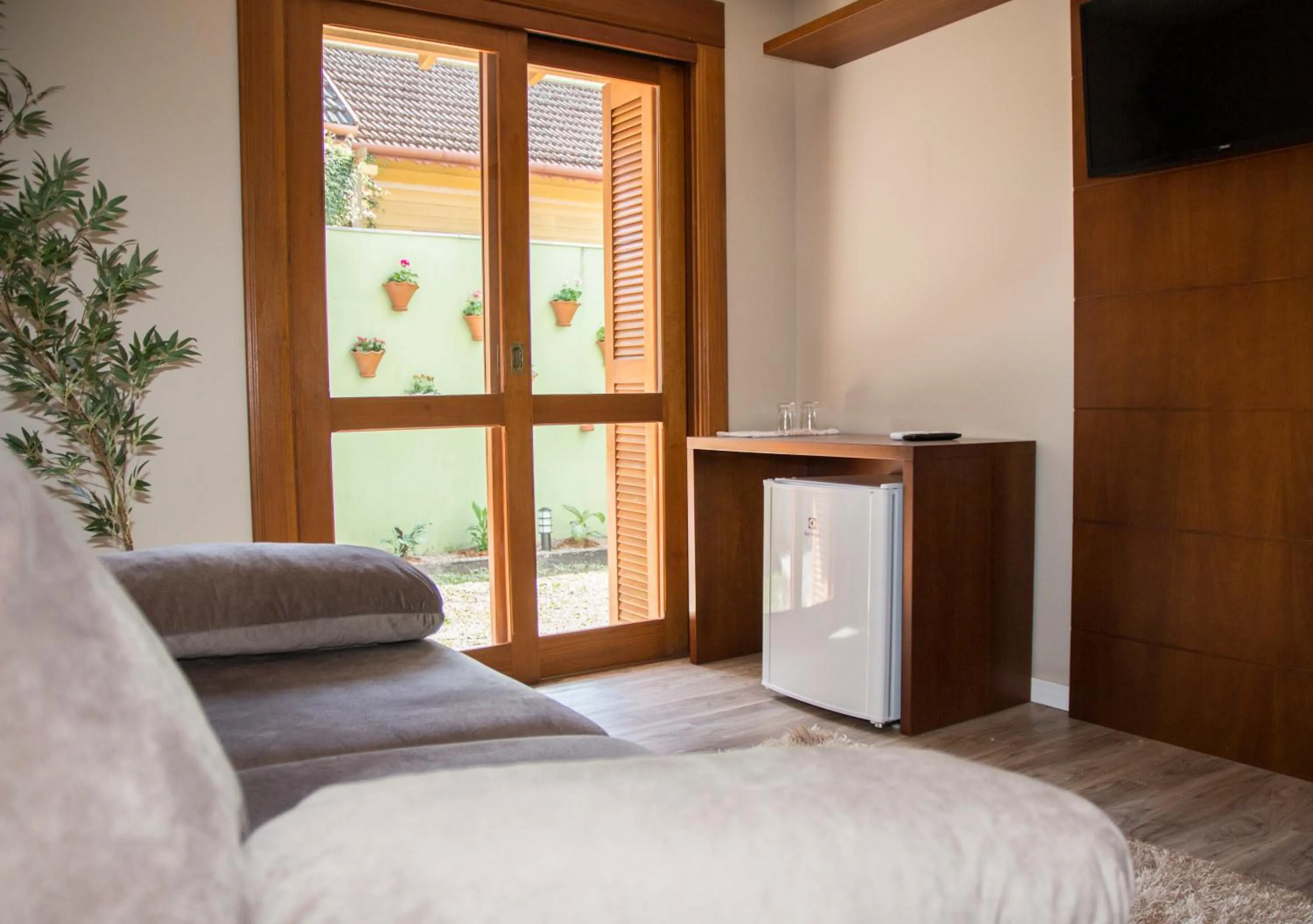 Living room, Bed in Pousada Caminho dos Plátanos