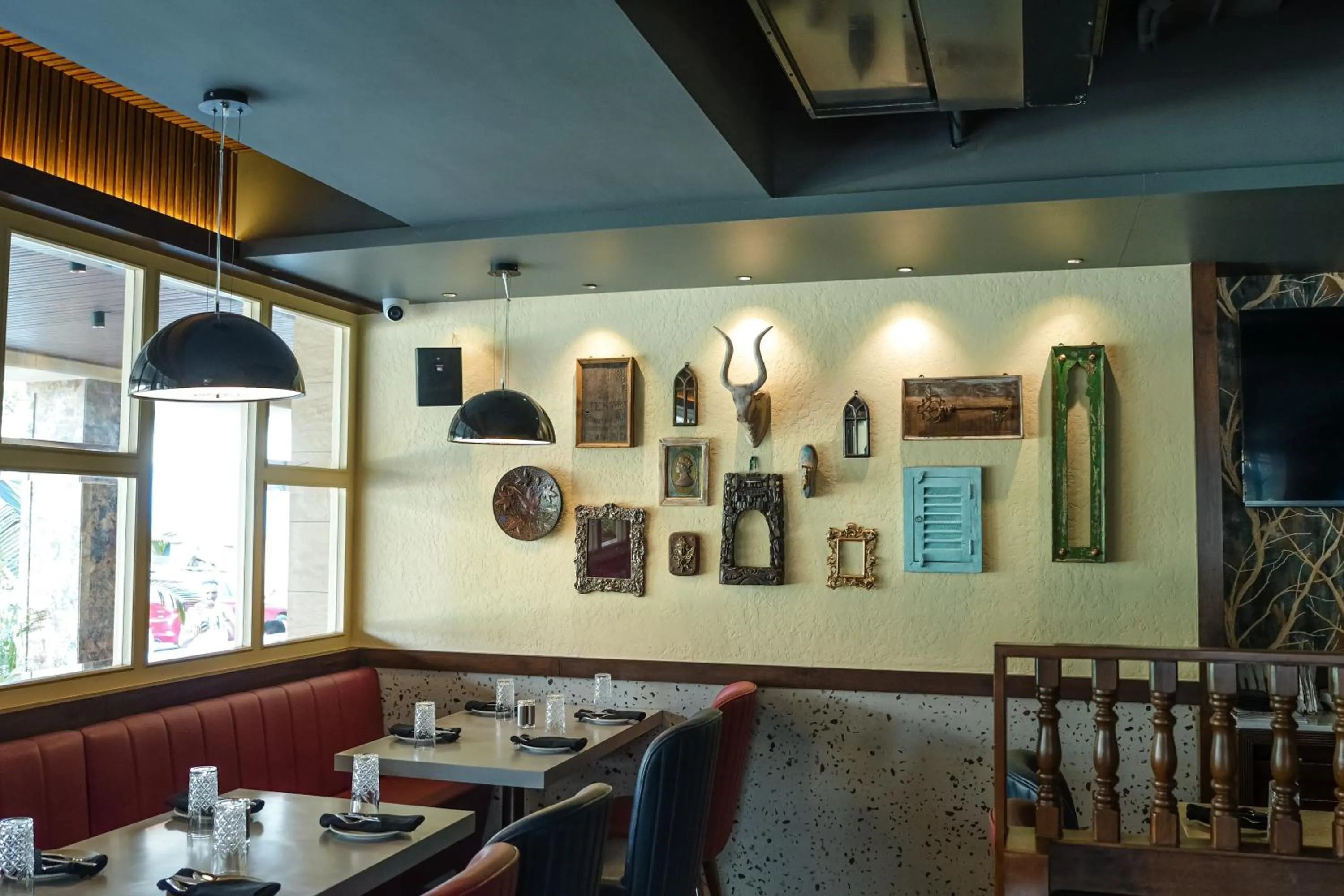 Restaurant/places to eat in InstaFeel Hotel