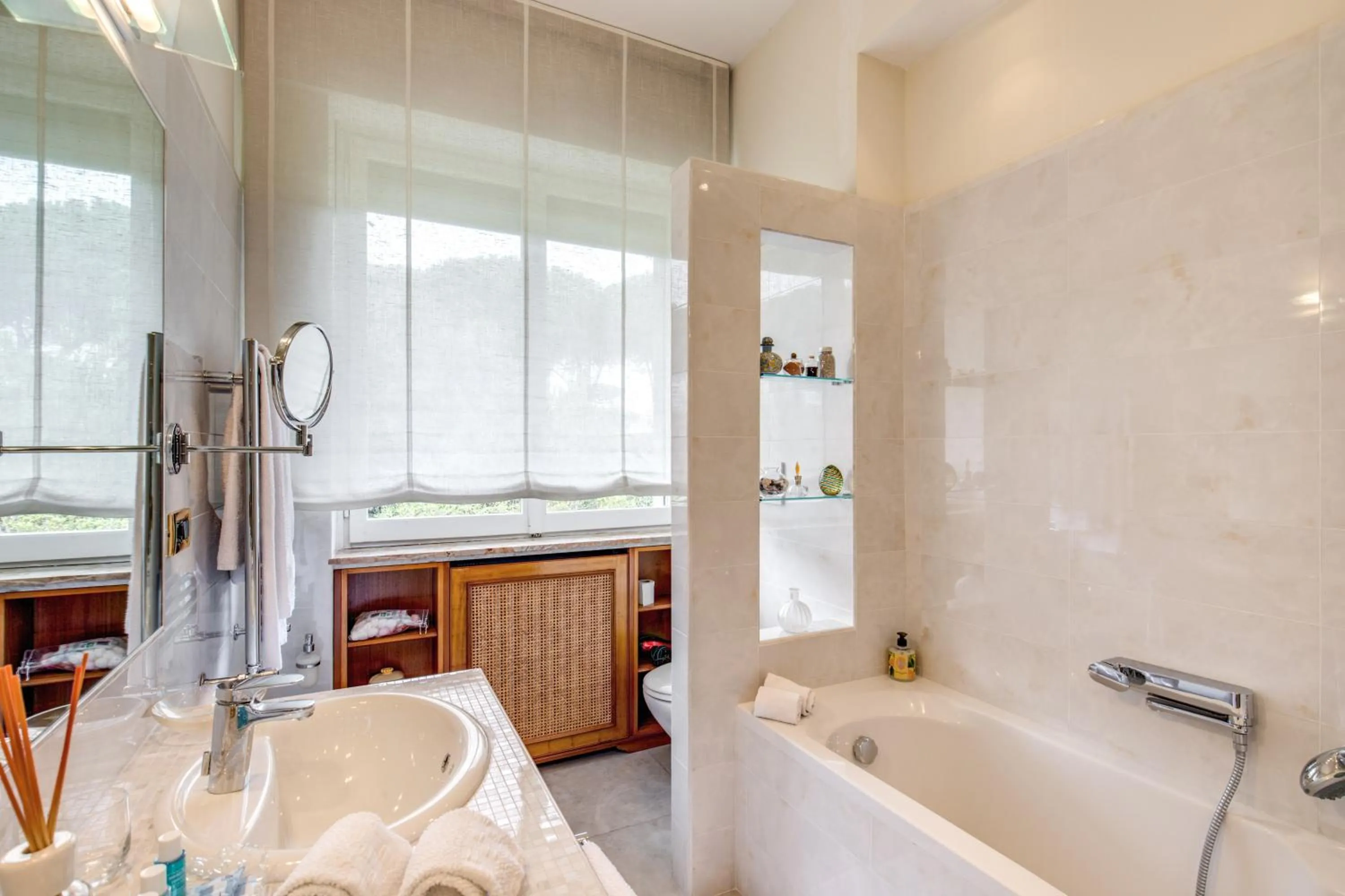 Bathroom in La Gaura Guest House