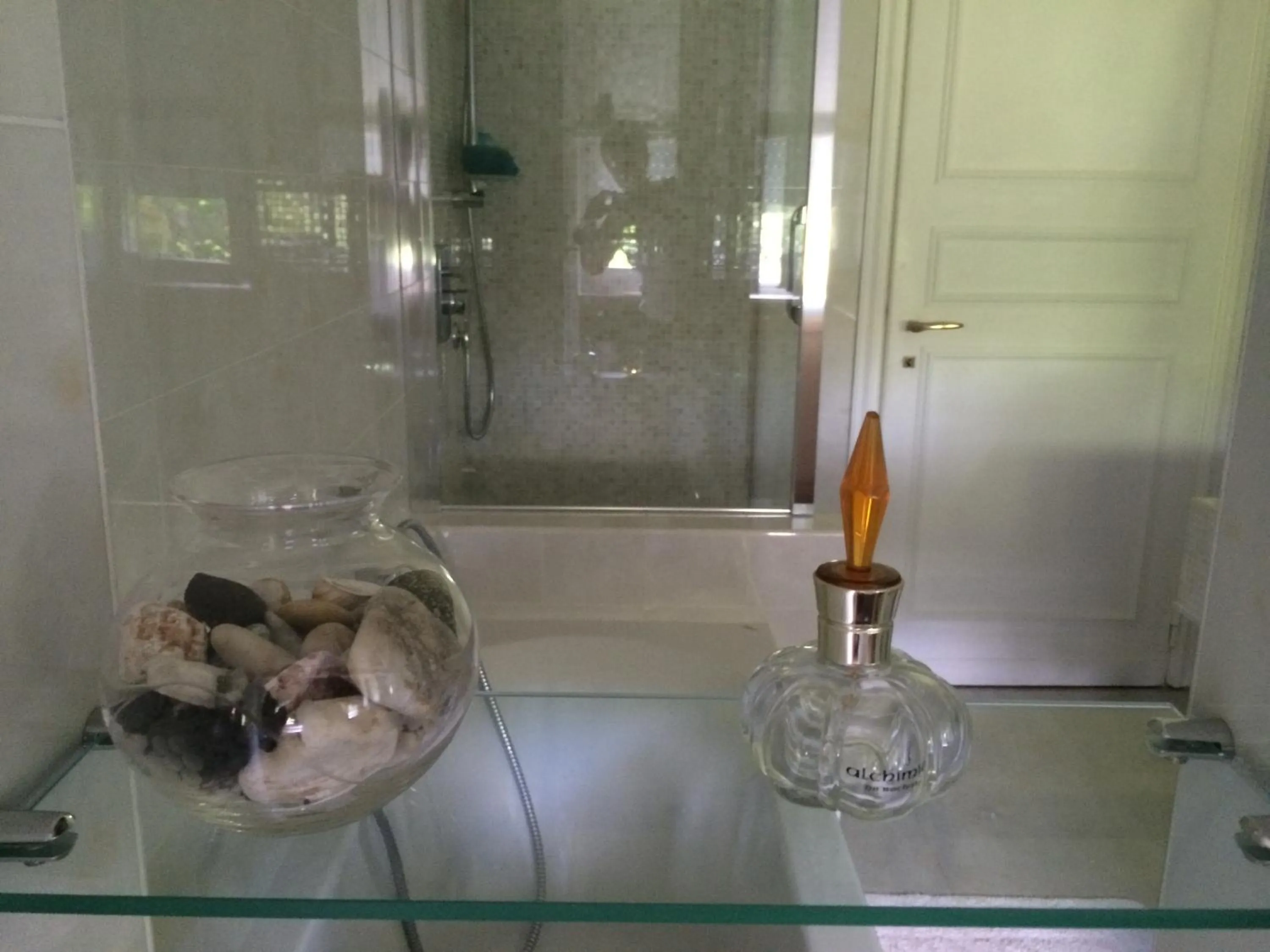 Bathroom in La Gaura Guest House