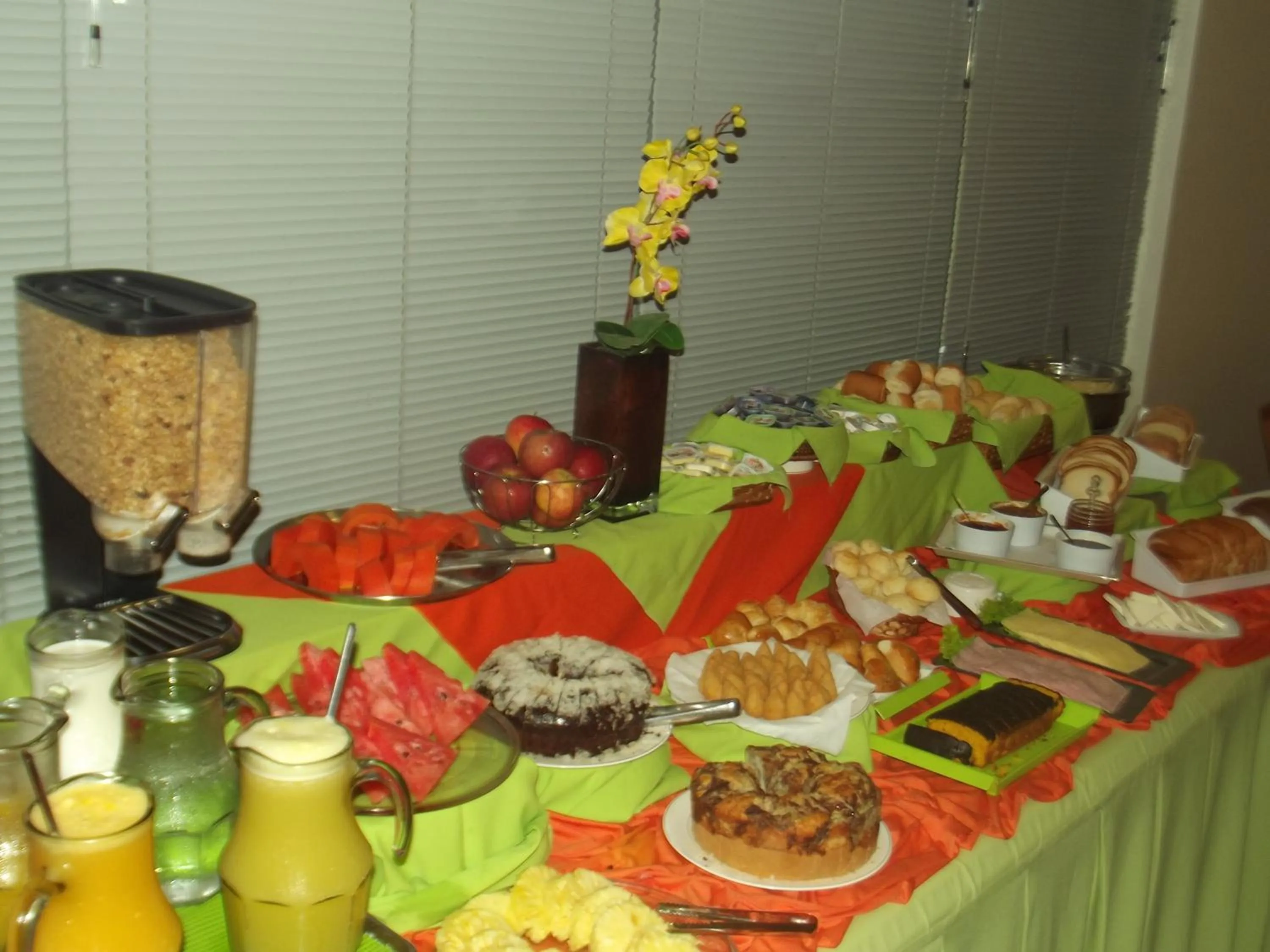 Restaurant/places to eat in Harbor Self Graciosa Hotel