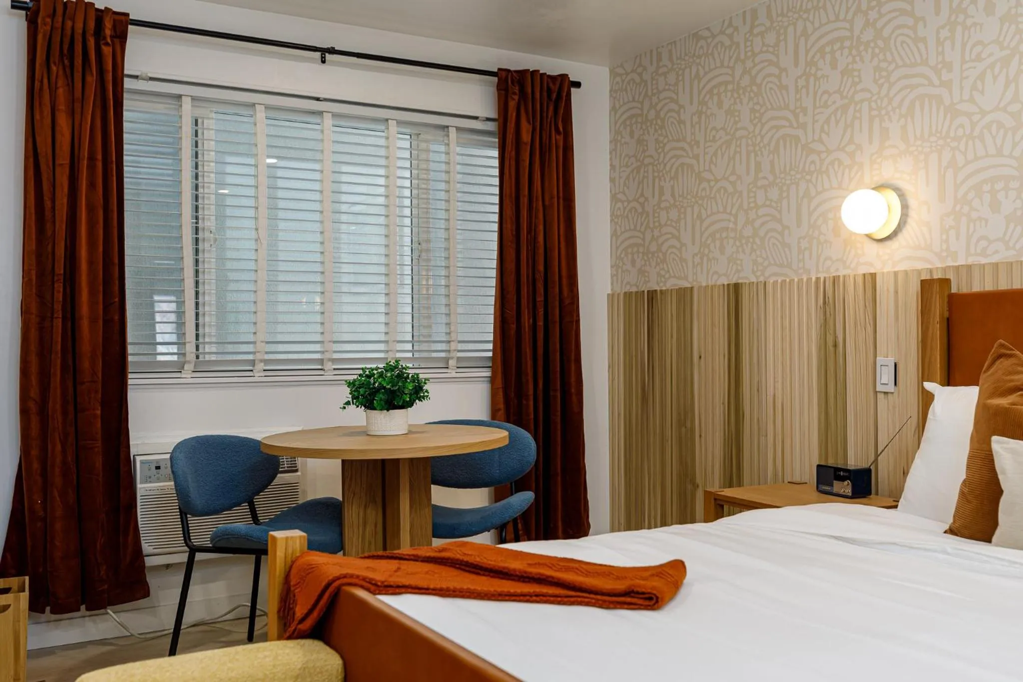 Seating area, Bed in Quail Park Lodge