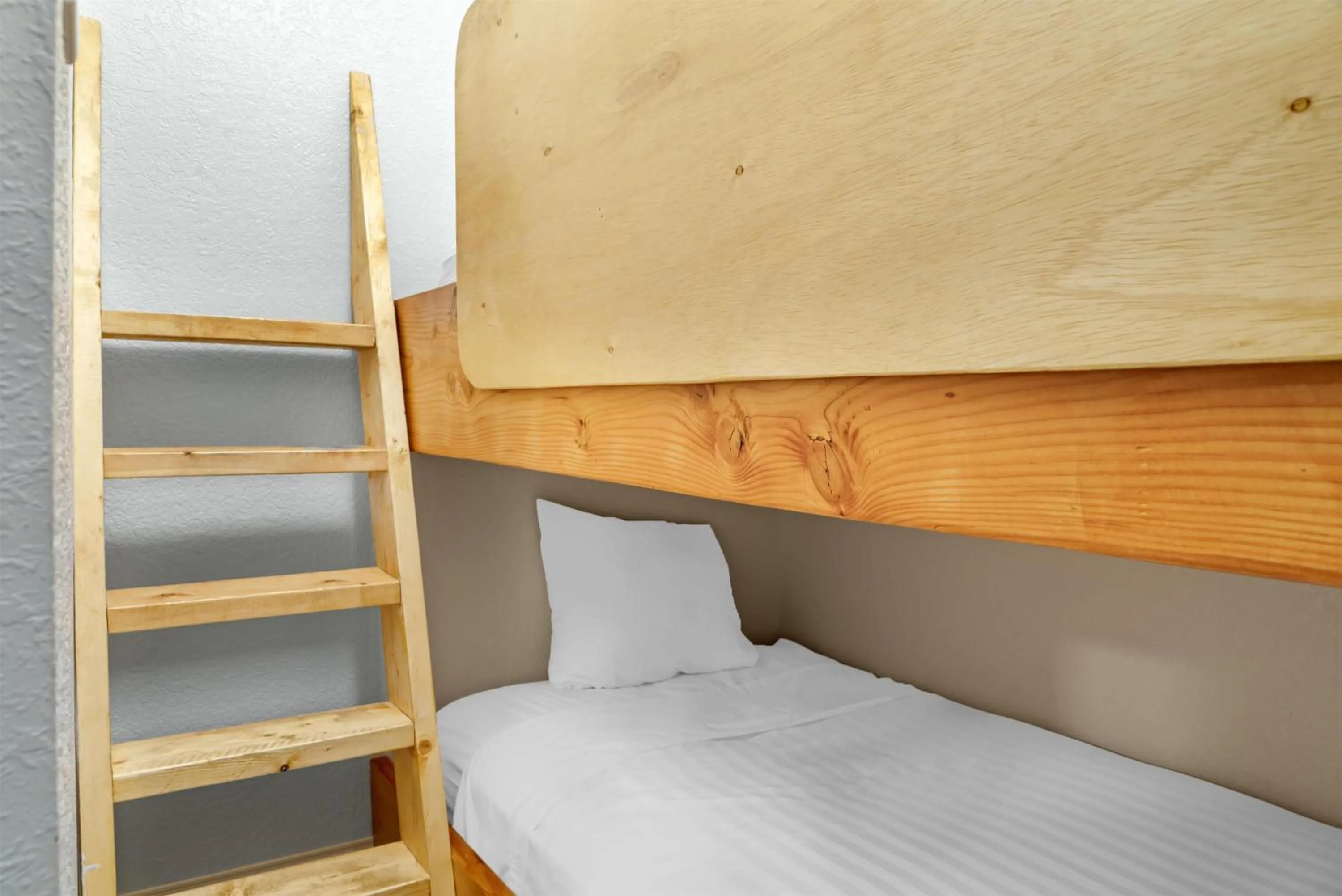 Bedroom, Bed in Best Western Lakewinds