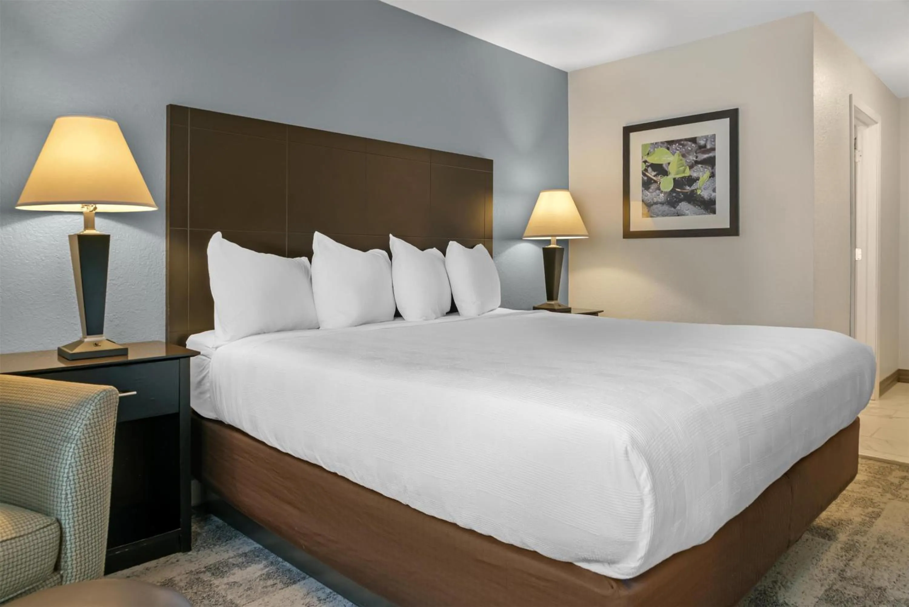 Bedroom, Bed in Best Western Lakewinds