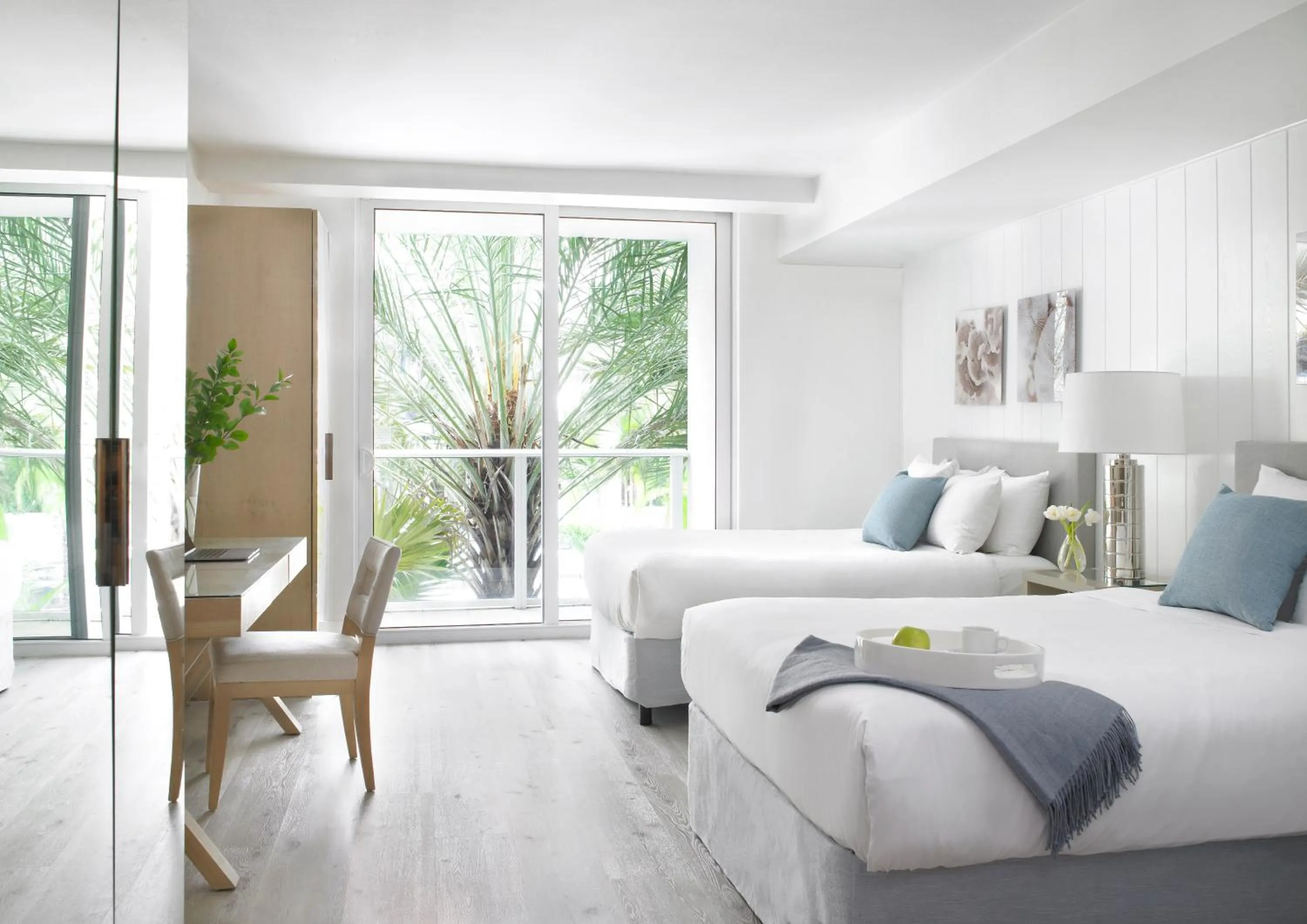 Bed in Grand Beach Hotel Surfside West