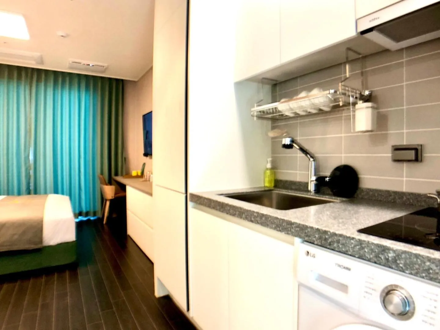 kitchen, Bed in Golden Planet Hotel-Pyeongtaek Godeck