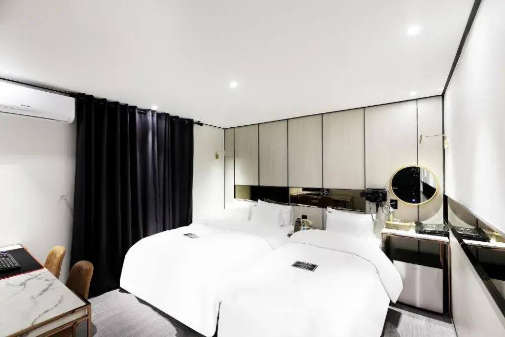 Deluxe Twin Room in Hotel In Modern Deluxe Twin Room in Hotel In Modern