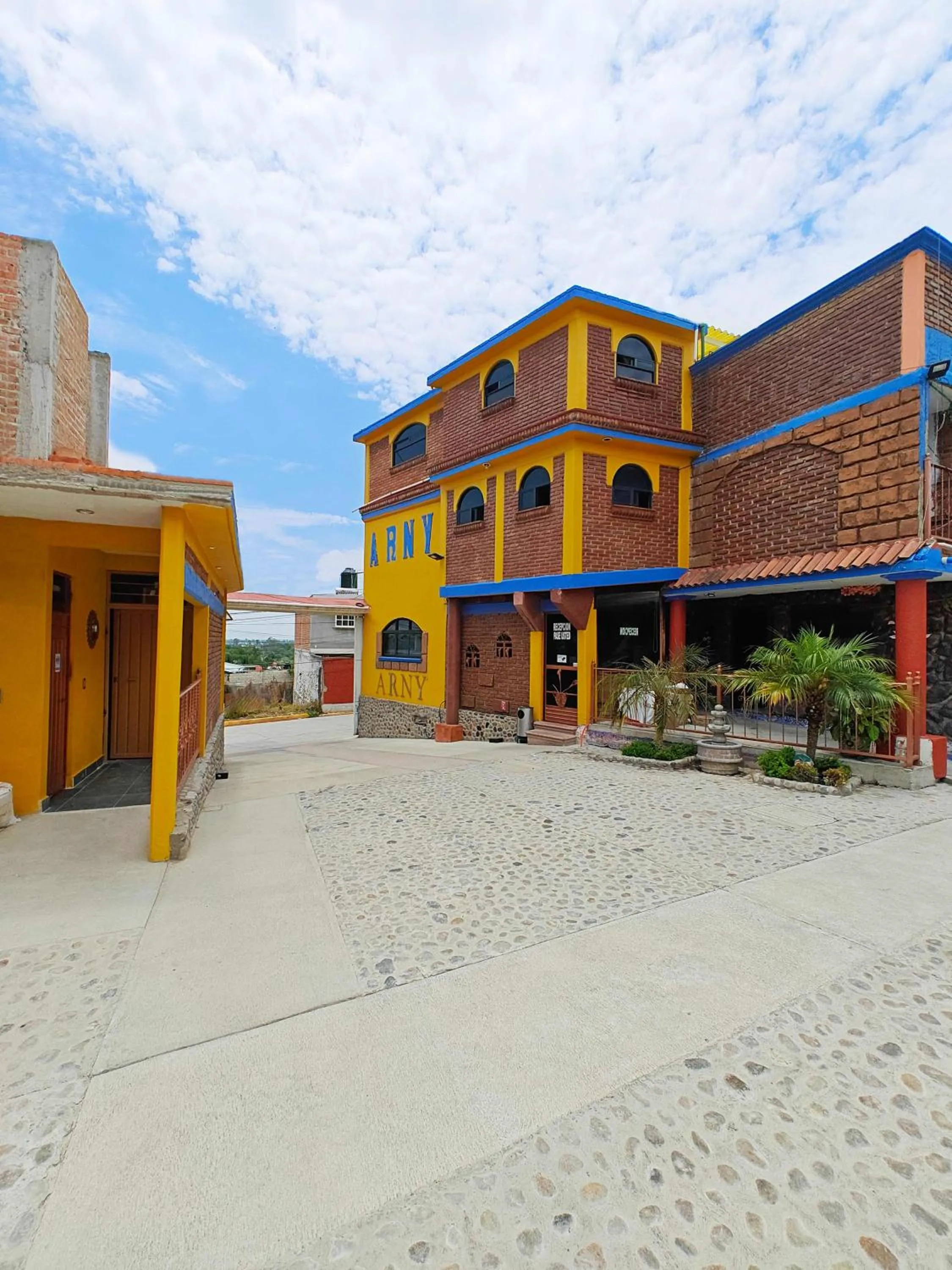 Facade/entrance in Posada Arny