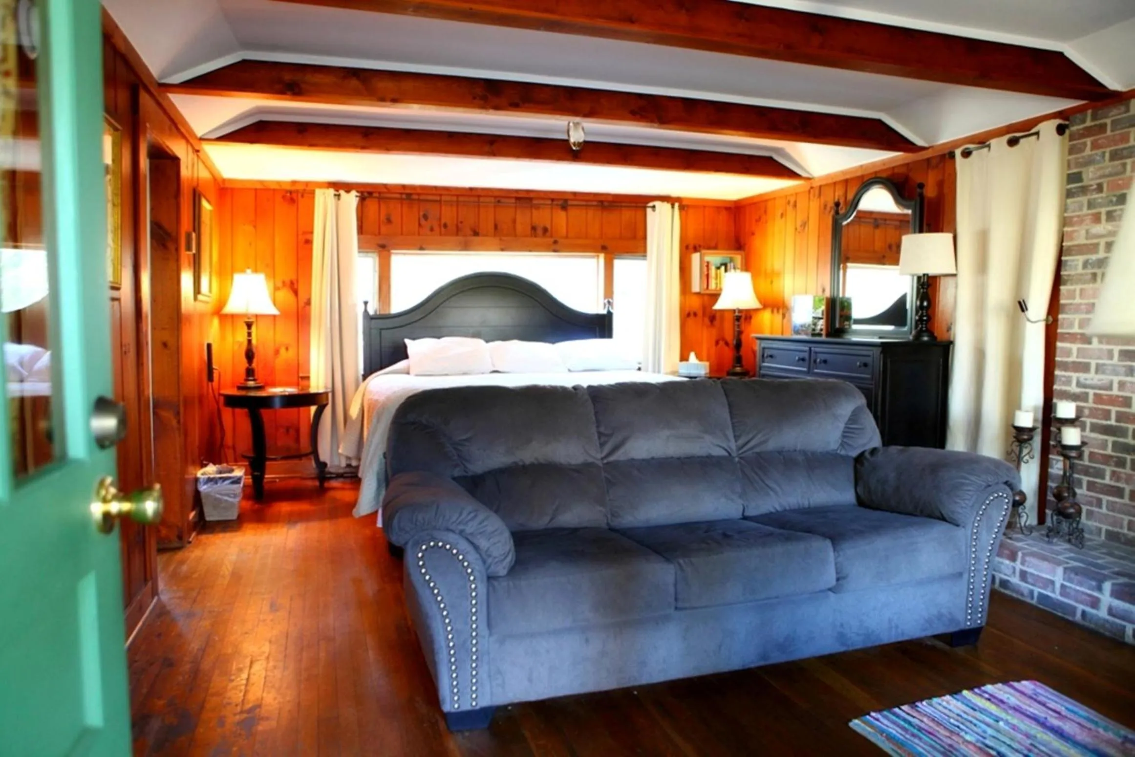 Photo of the whole room, Bed in The Pines Cottages