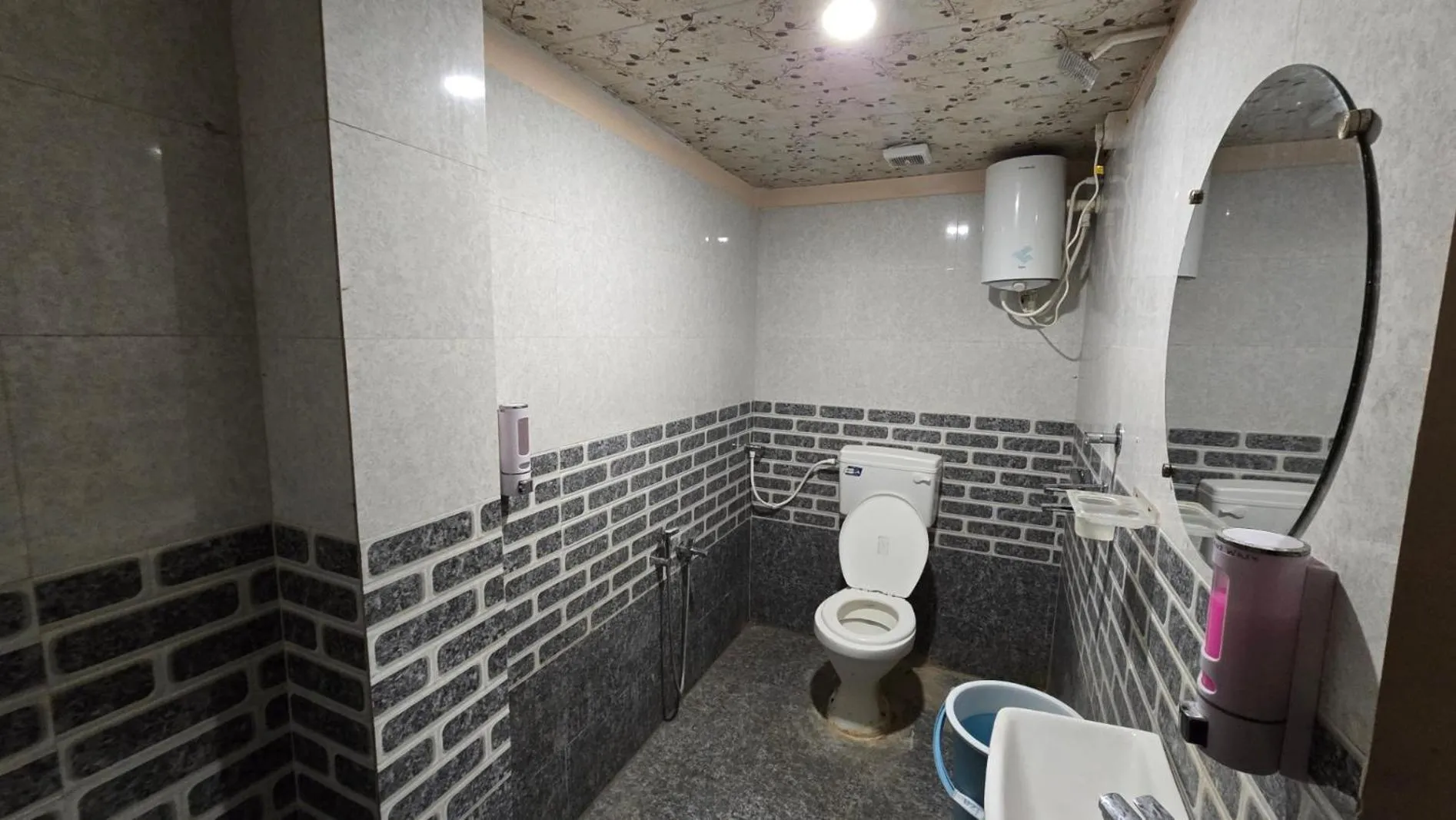 Shower in HOTEL MAHESHWARI GREEN's