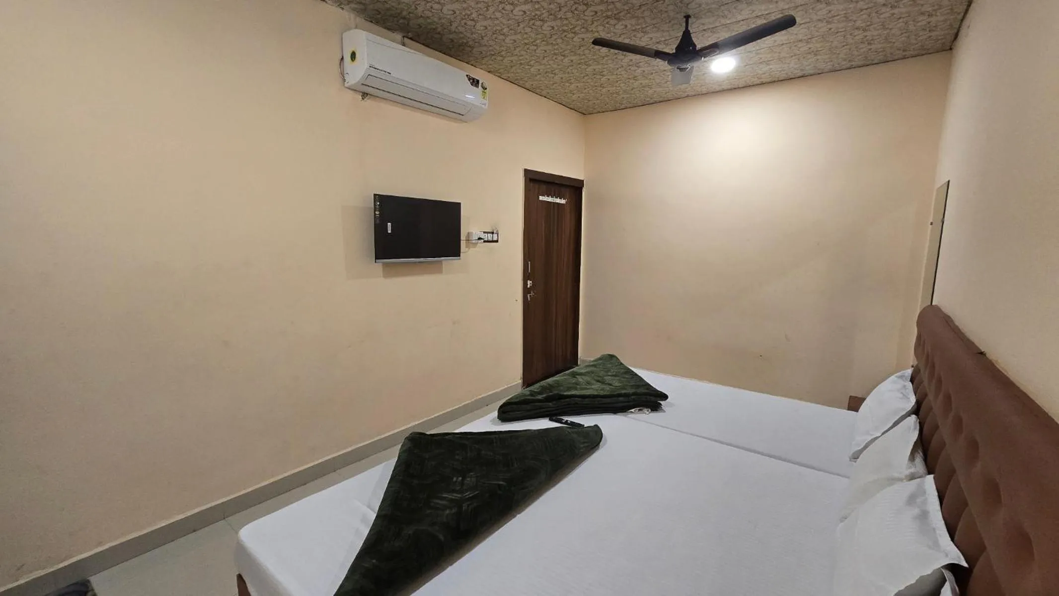 Bed in HOTEL MAHESHWARI GREEN's