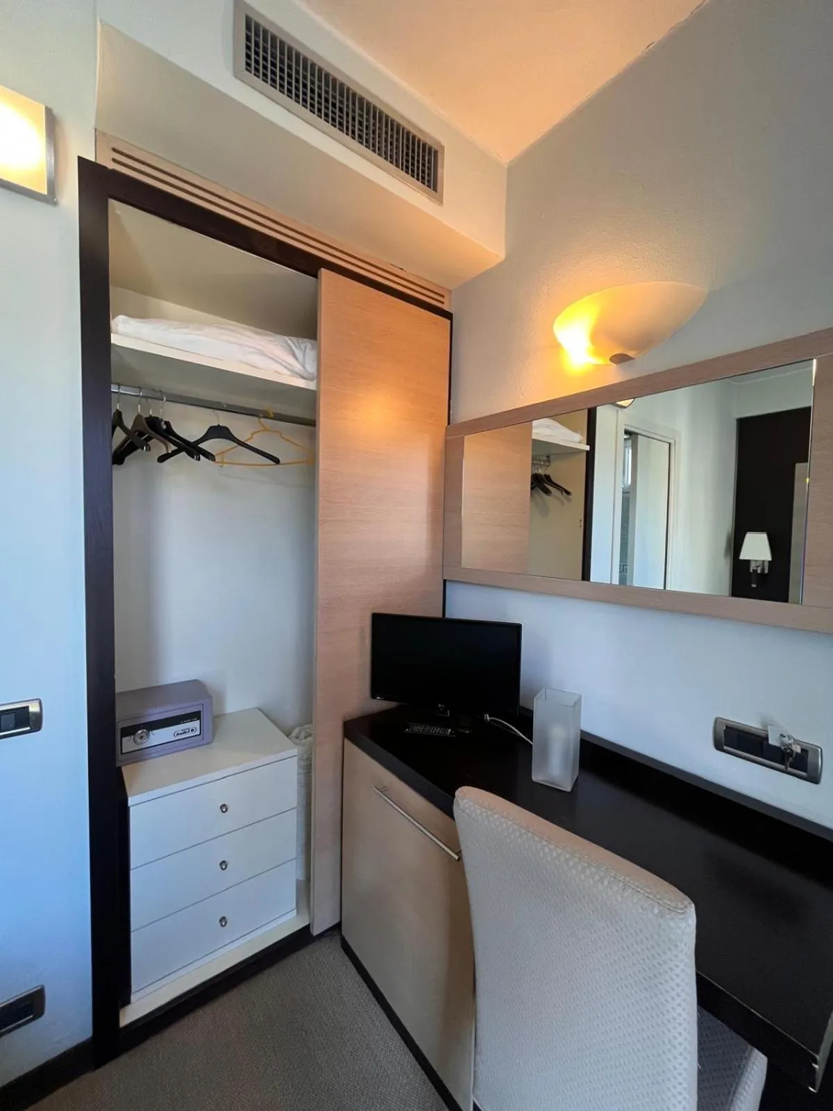 wardrobe in HOTEL LUDOVICO ARIOSTO