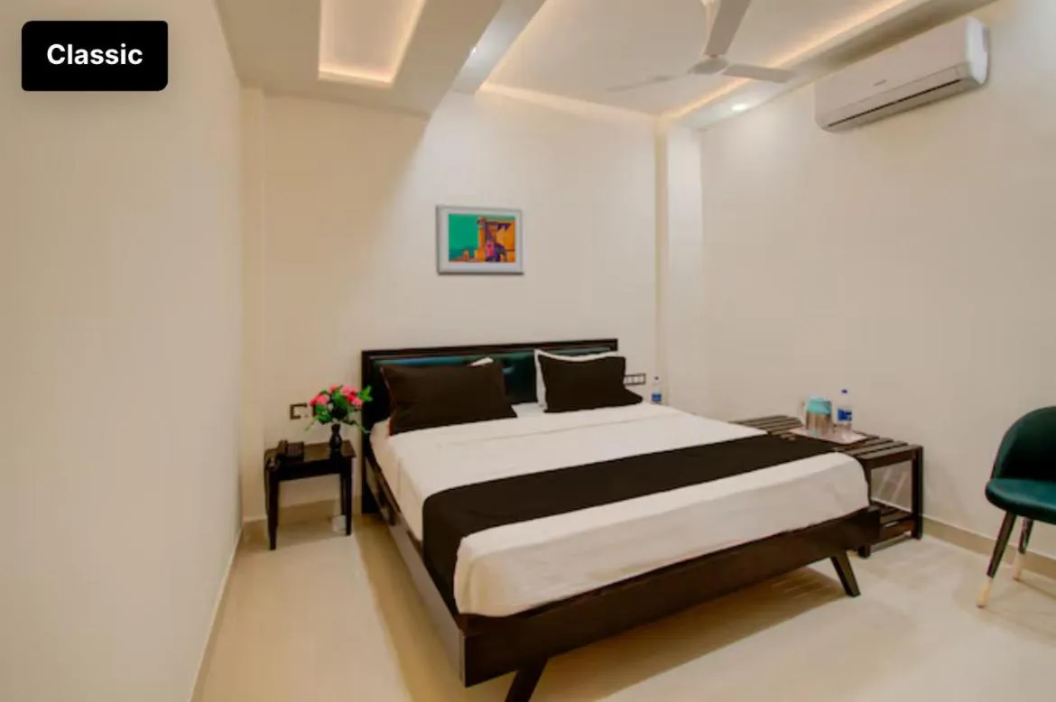 Bed in Hotel Giriraj Palace