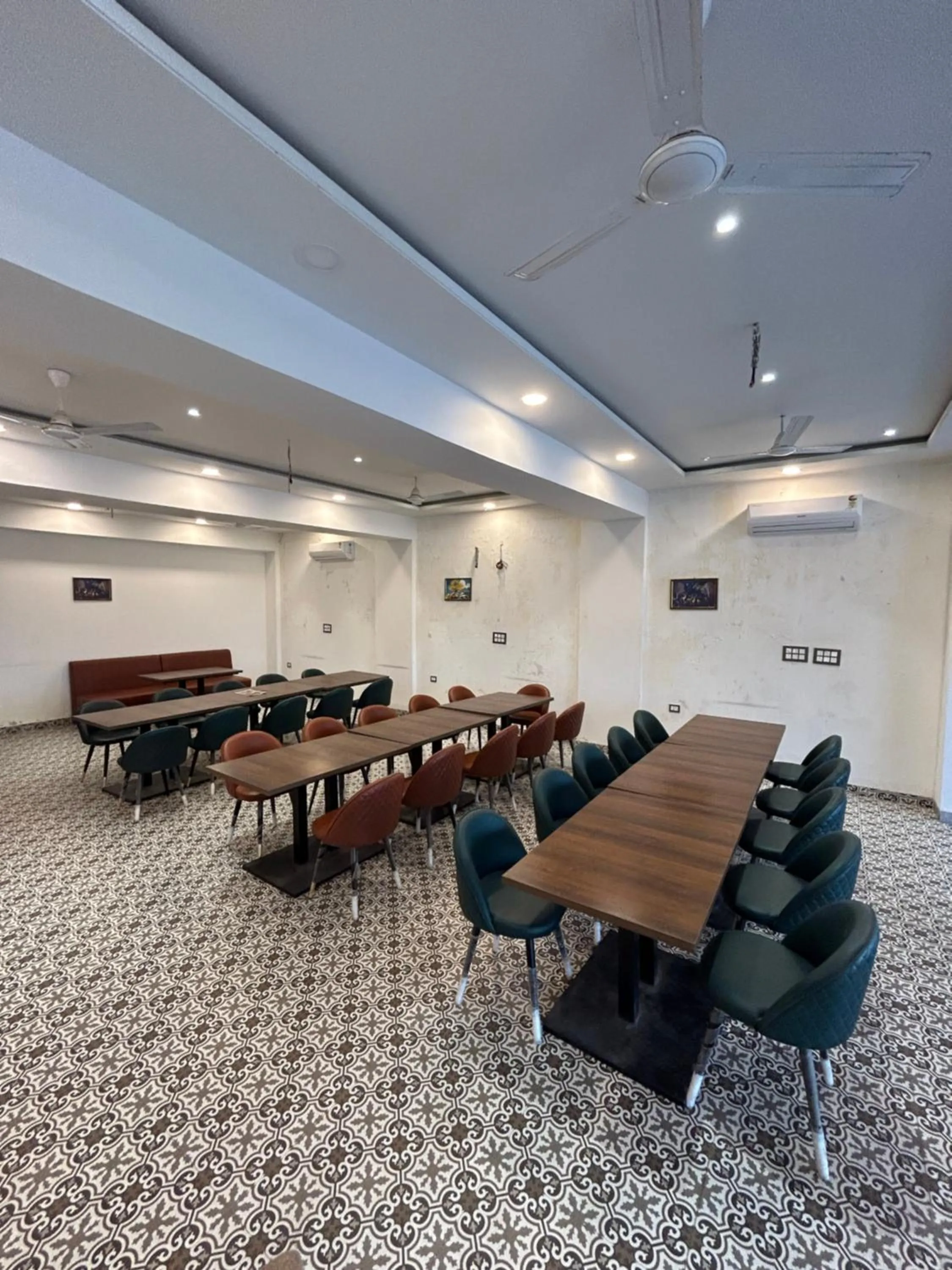 Restaurant/places to eat in Hotel Giriraj Palace