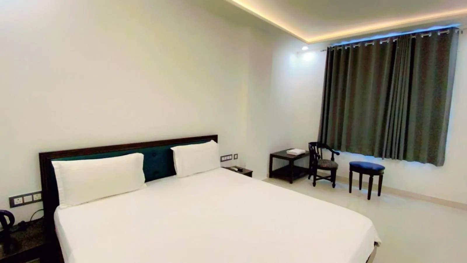 Bed in Hotel Giriraj Palace