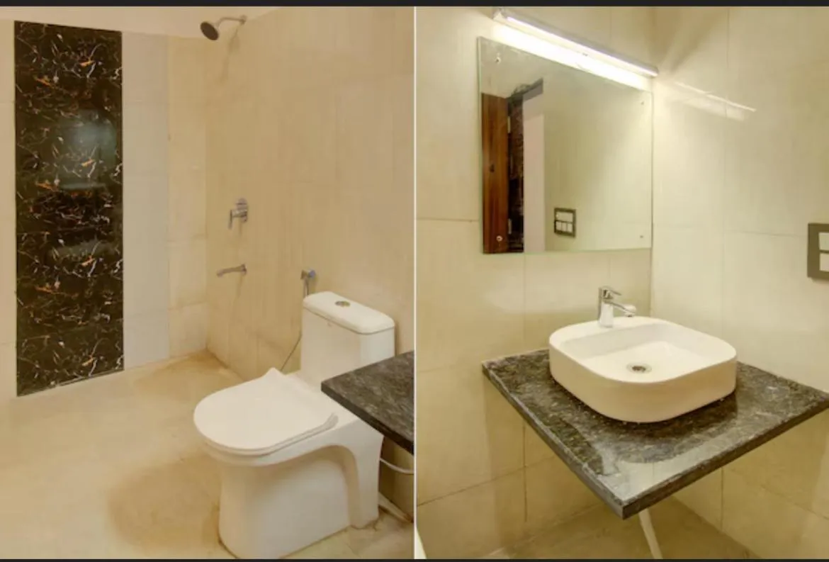 Toilet in Hotel Giriraj Palace