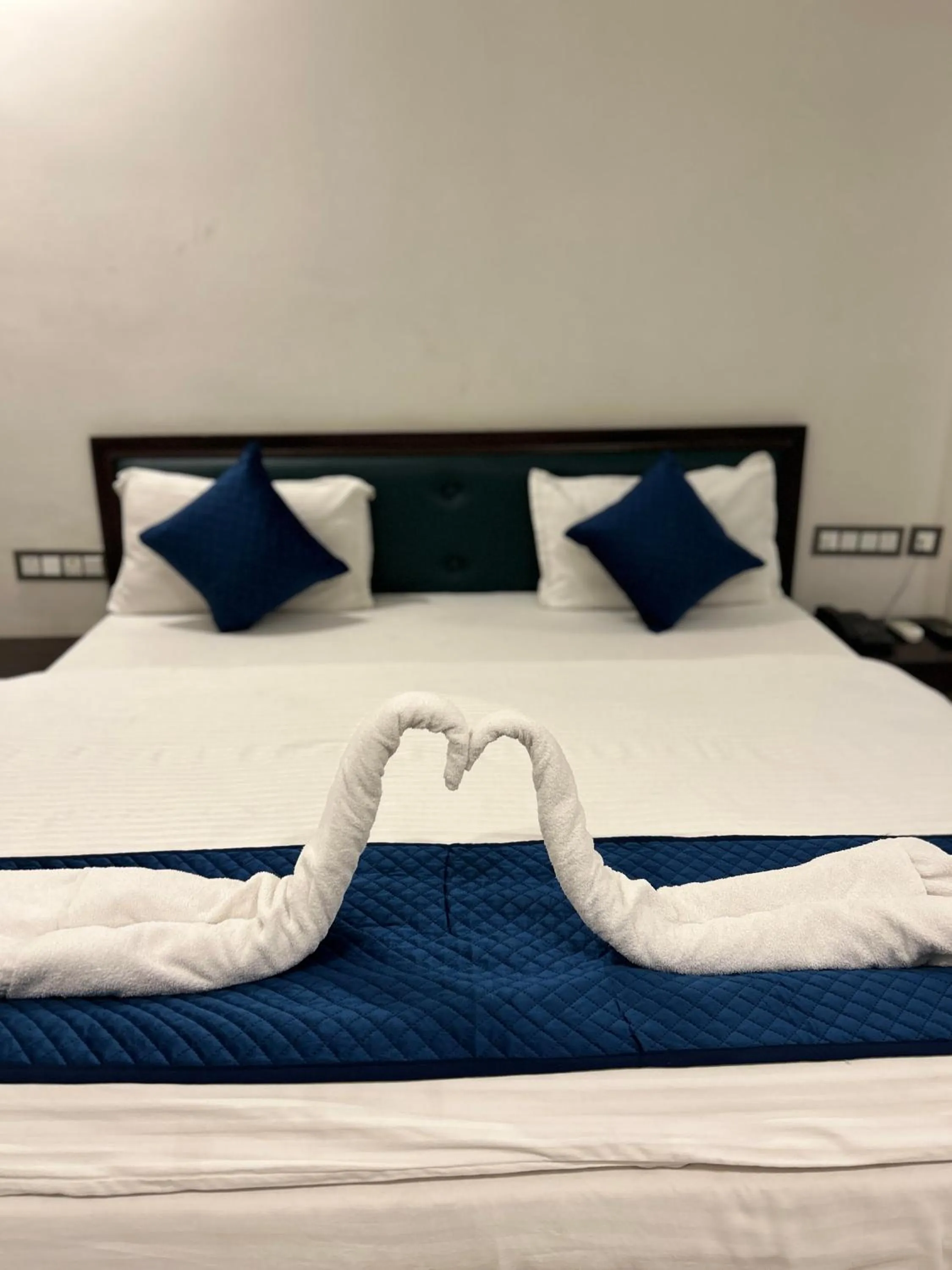 Bed in Hotel Giriraj Palace