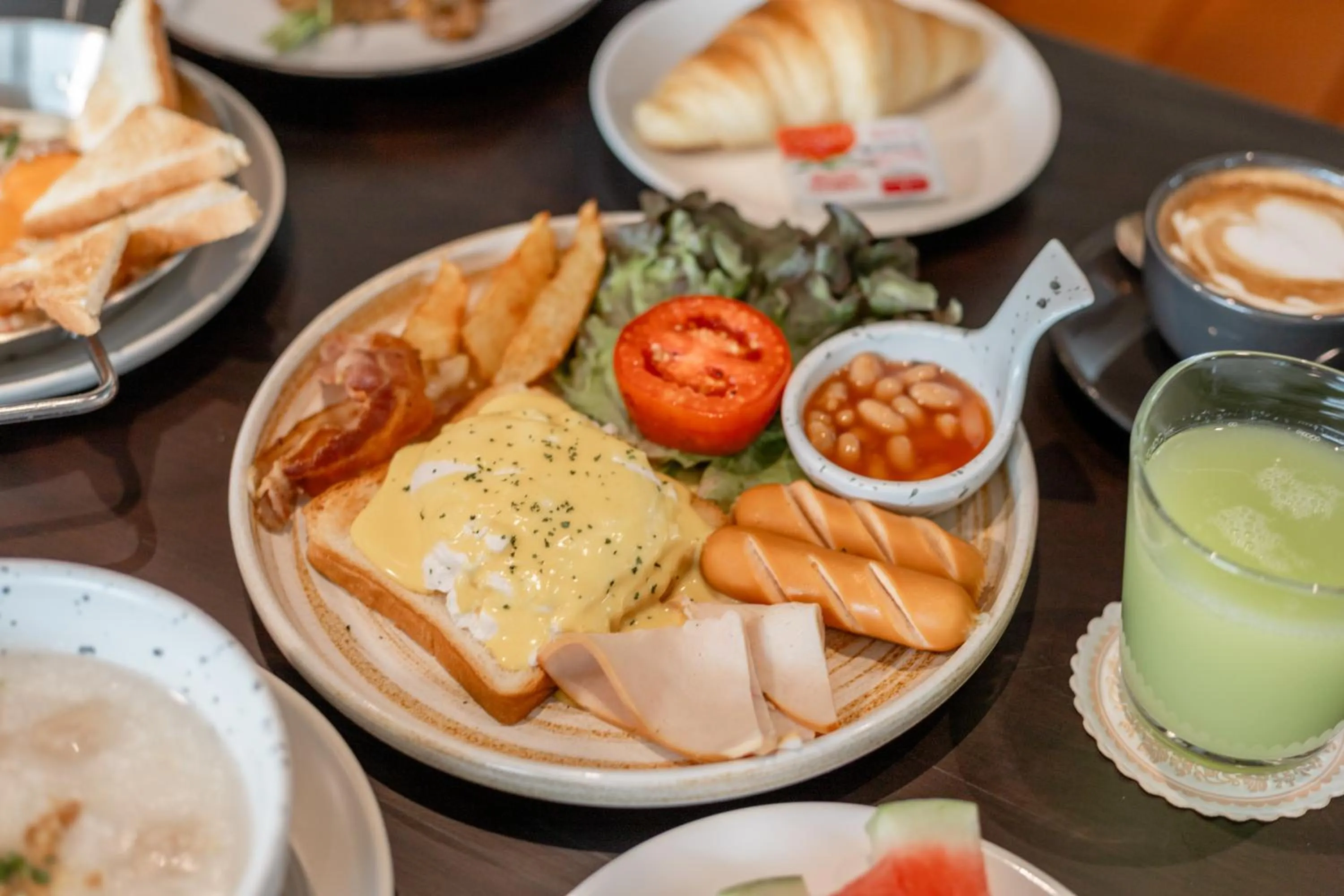 Breakfast in WE HOTEL RIVERFRONT