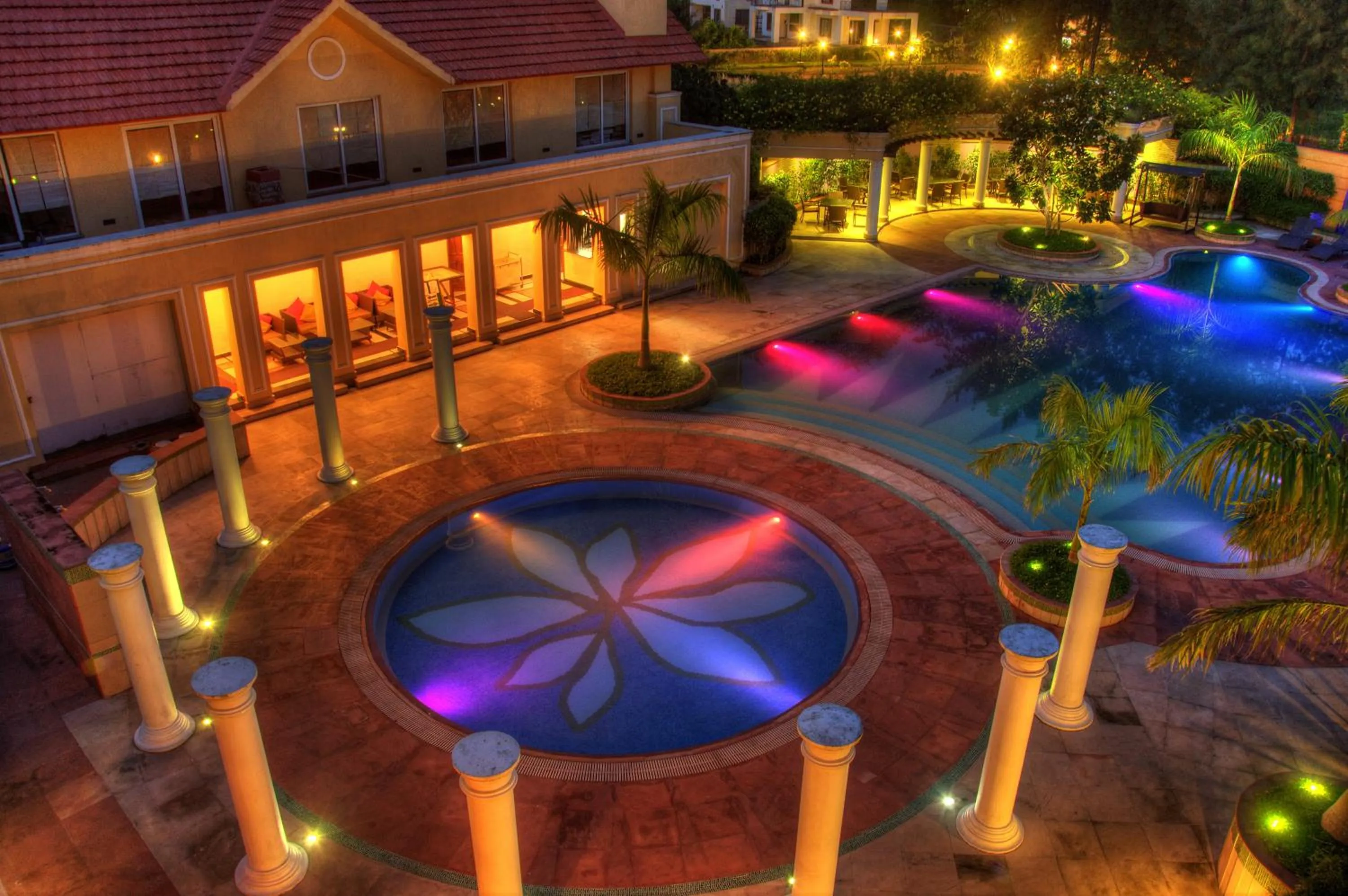 Pool view in Country Roads