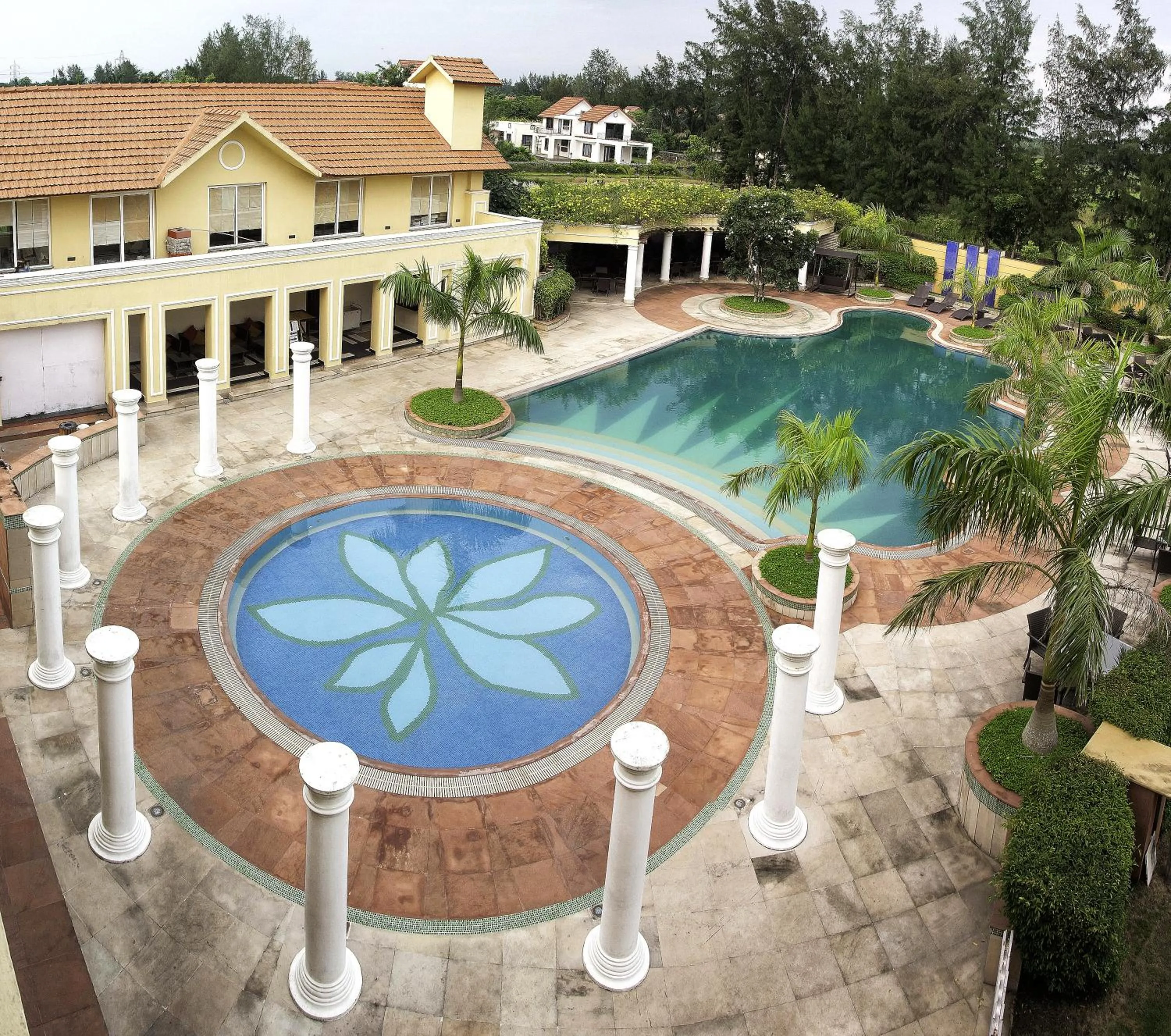 Pool view in Country Roads