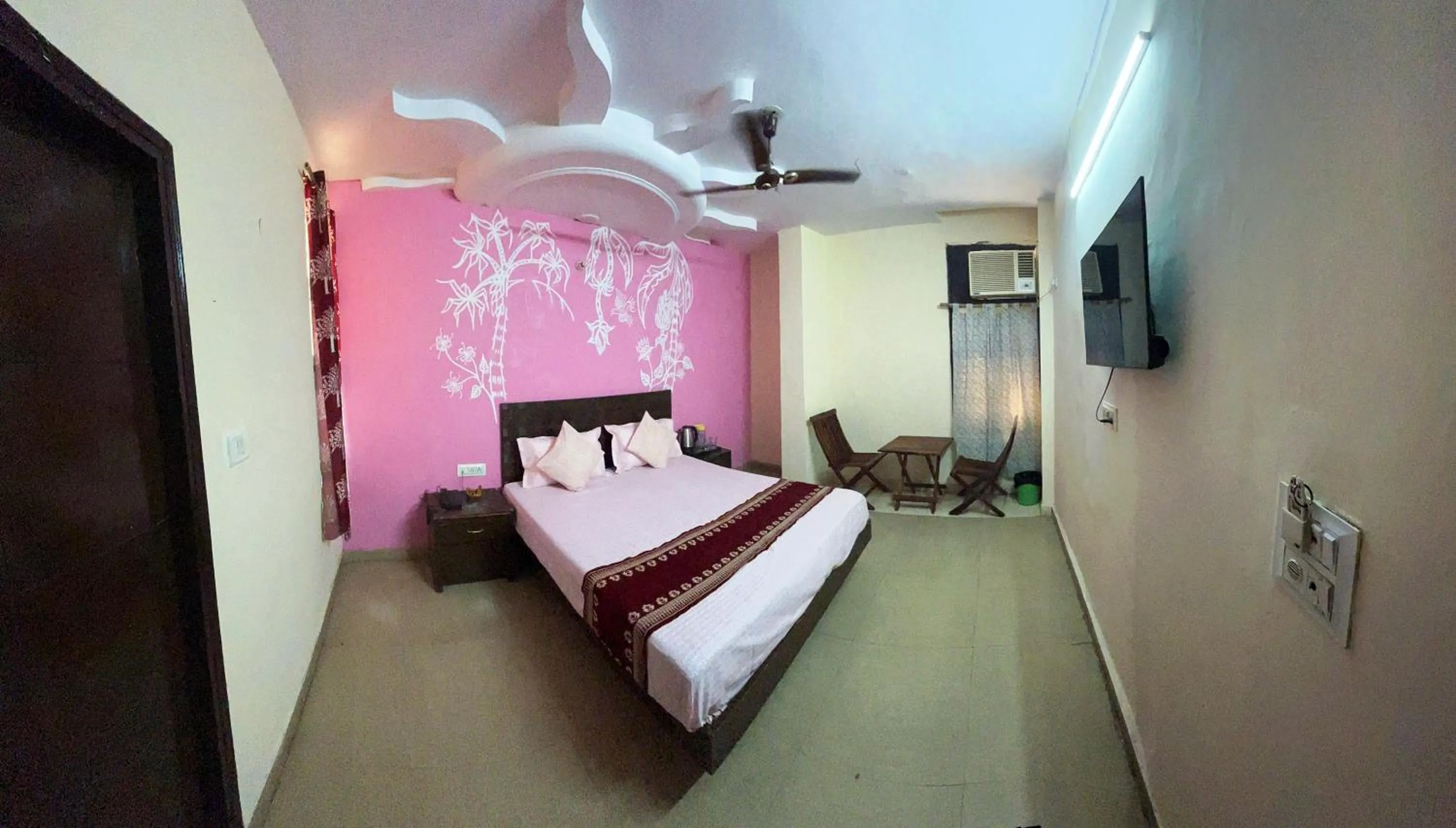 Bedroom, Bed in HOTEL DARPAN PALACE -New Delhi Railway Station