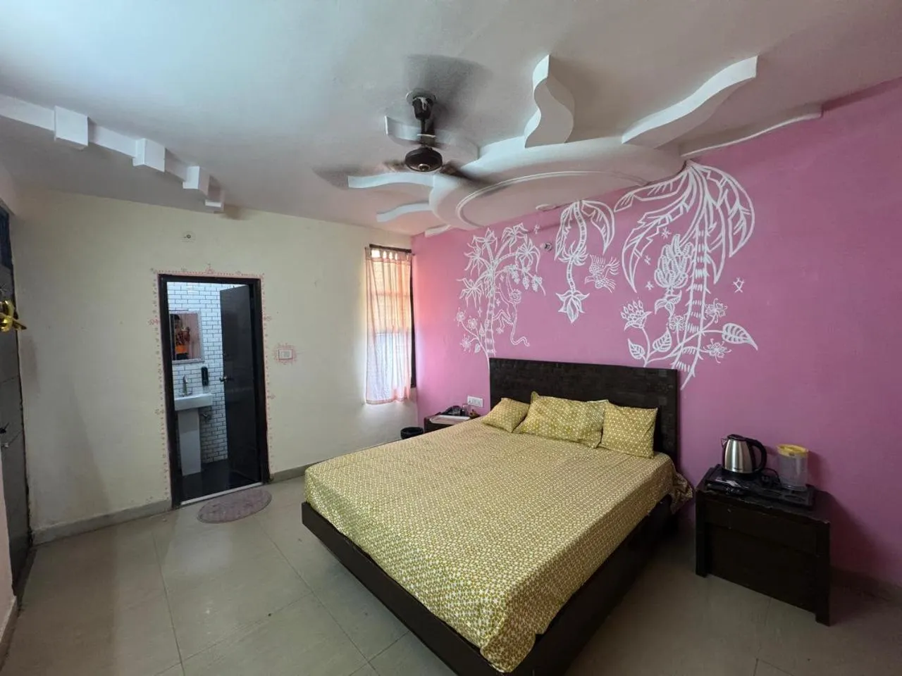 Bedroom, Bed in HOTEL DARPAN PALACE -New Delhi Railway Station