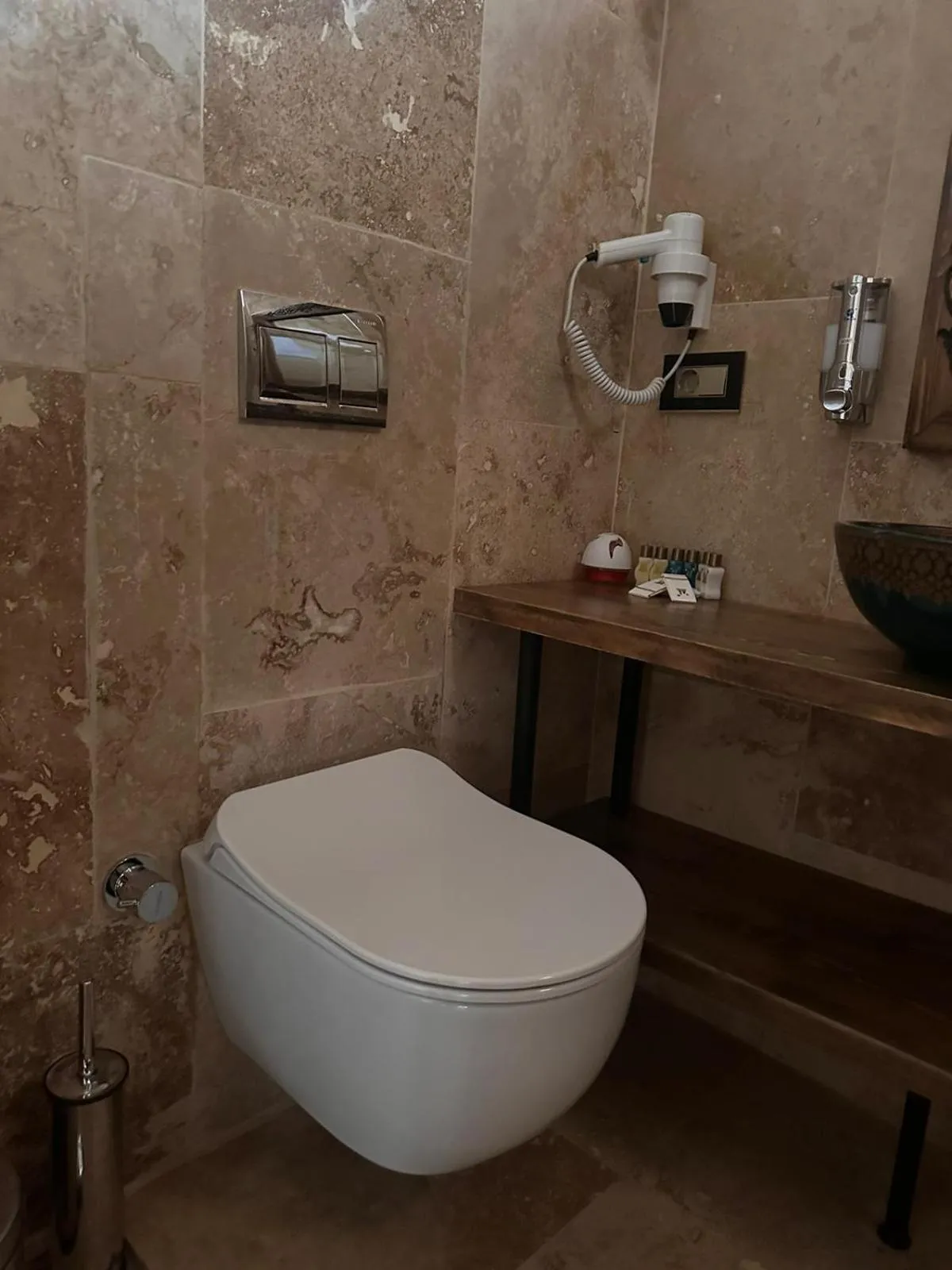 Toilet in Hira Cave Hotel