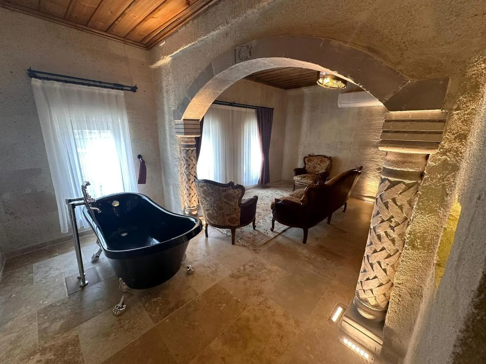 Hot Tub in Hira Cave Hotel