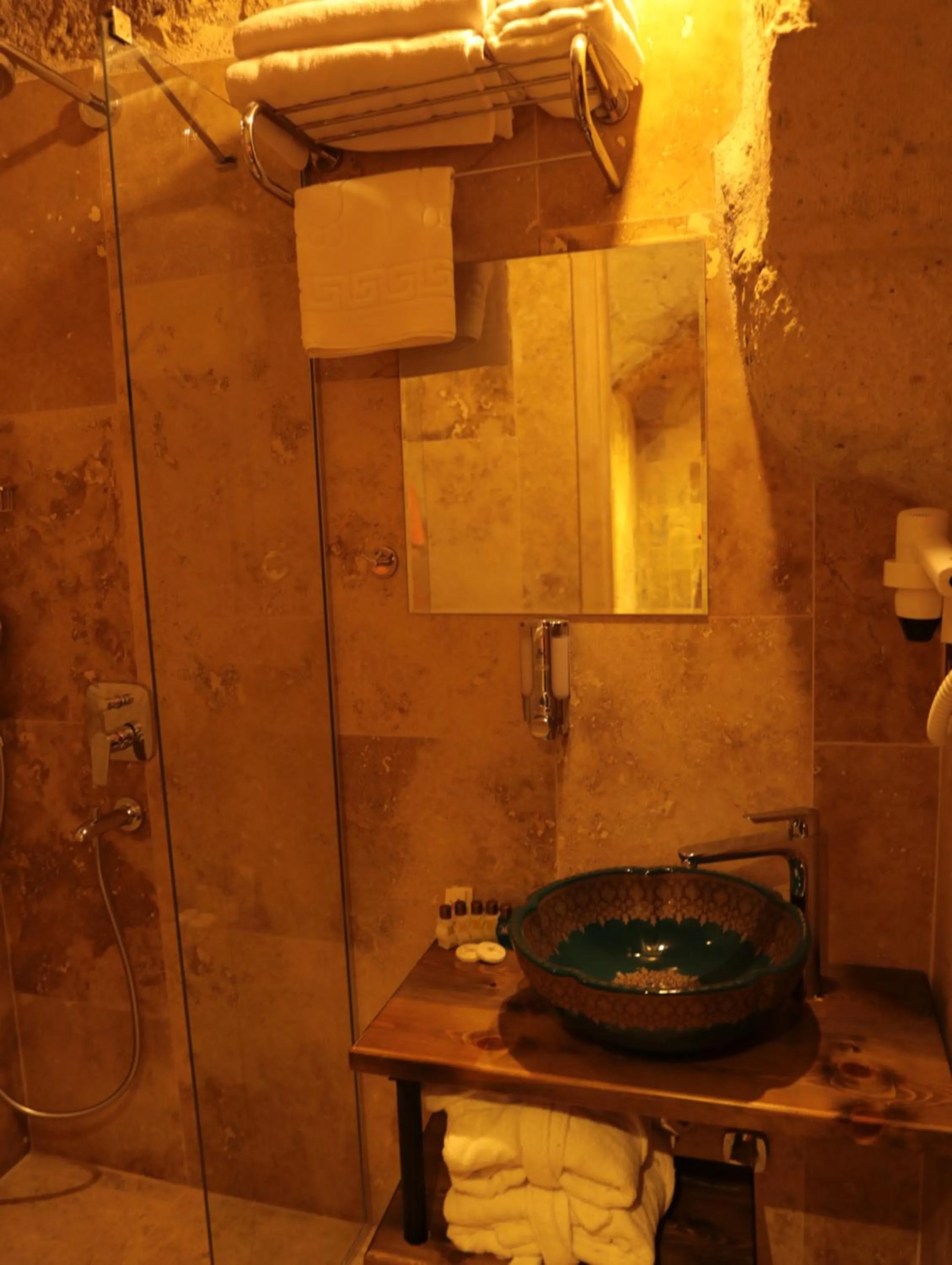 Shower in Hira Cave Hotel