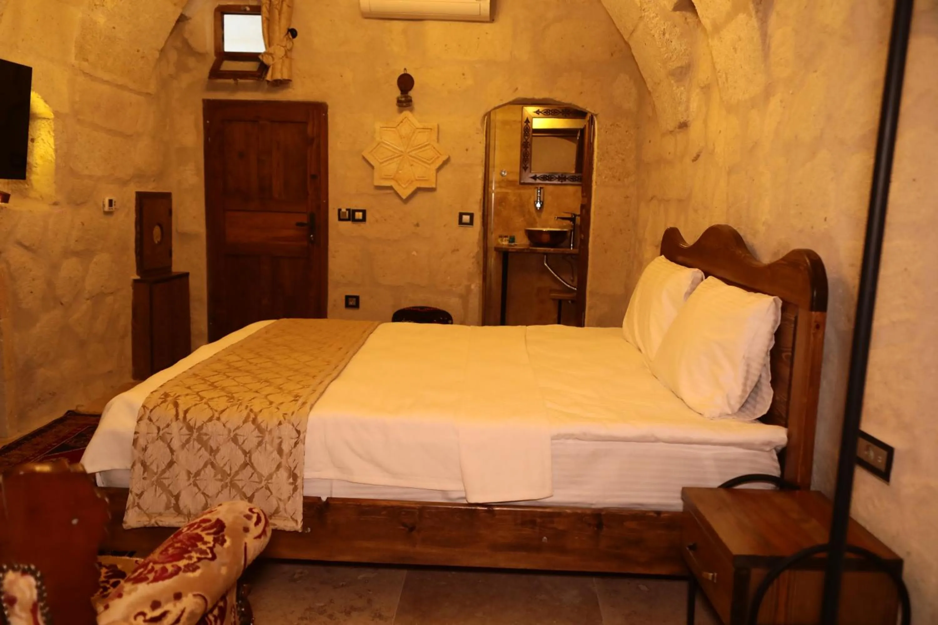 Bed in Hira Cave Hotel