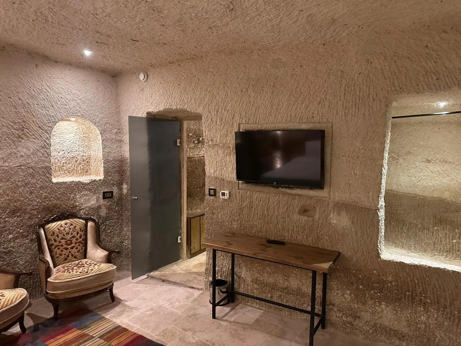 TV and multimedia in Hira Cave Hotel