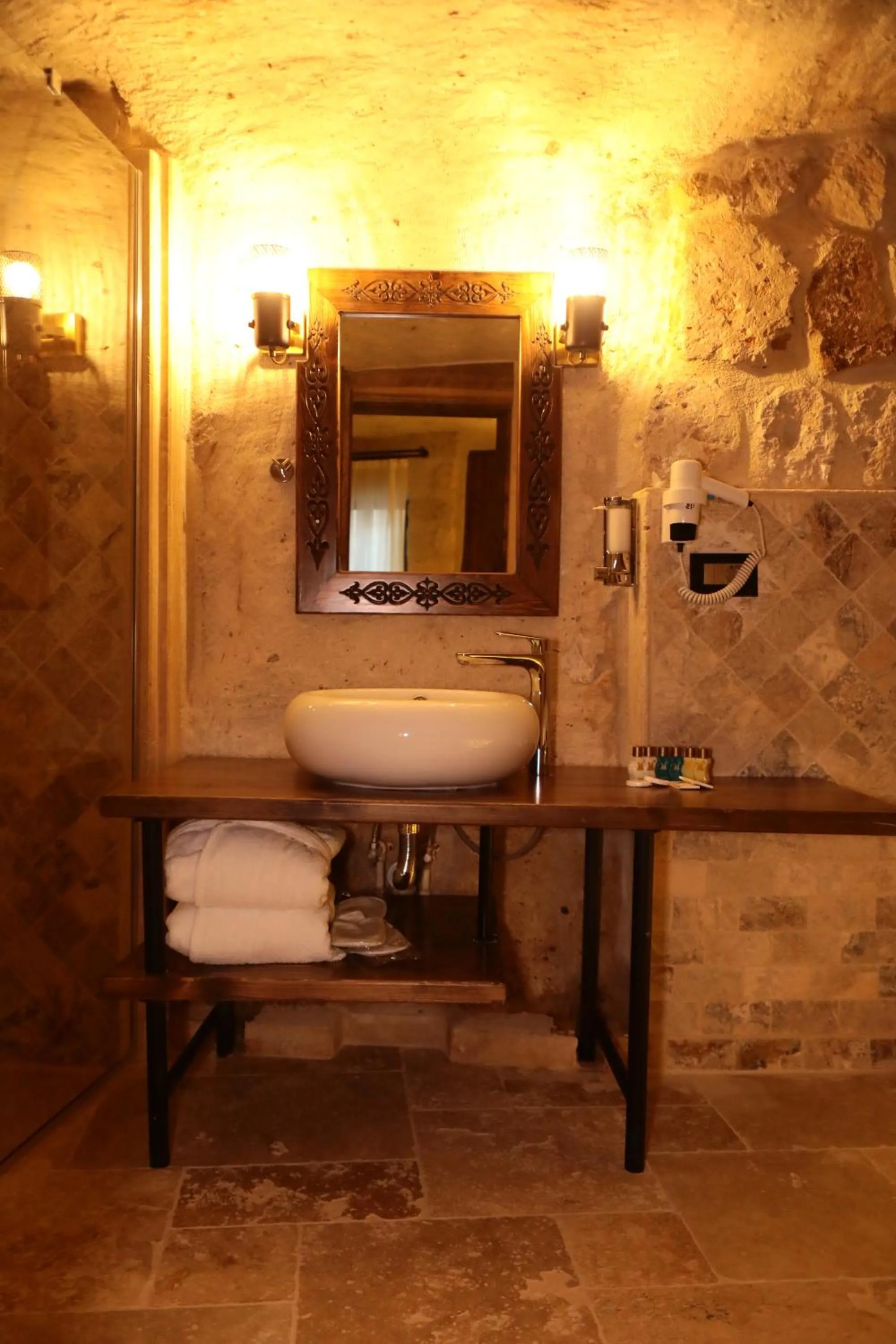 Bathroom in Hira Cave Hotel