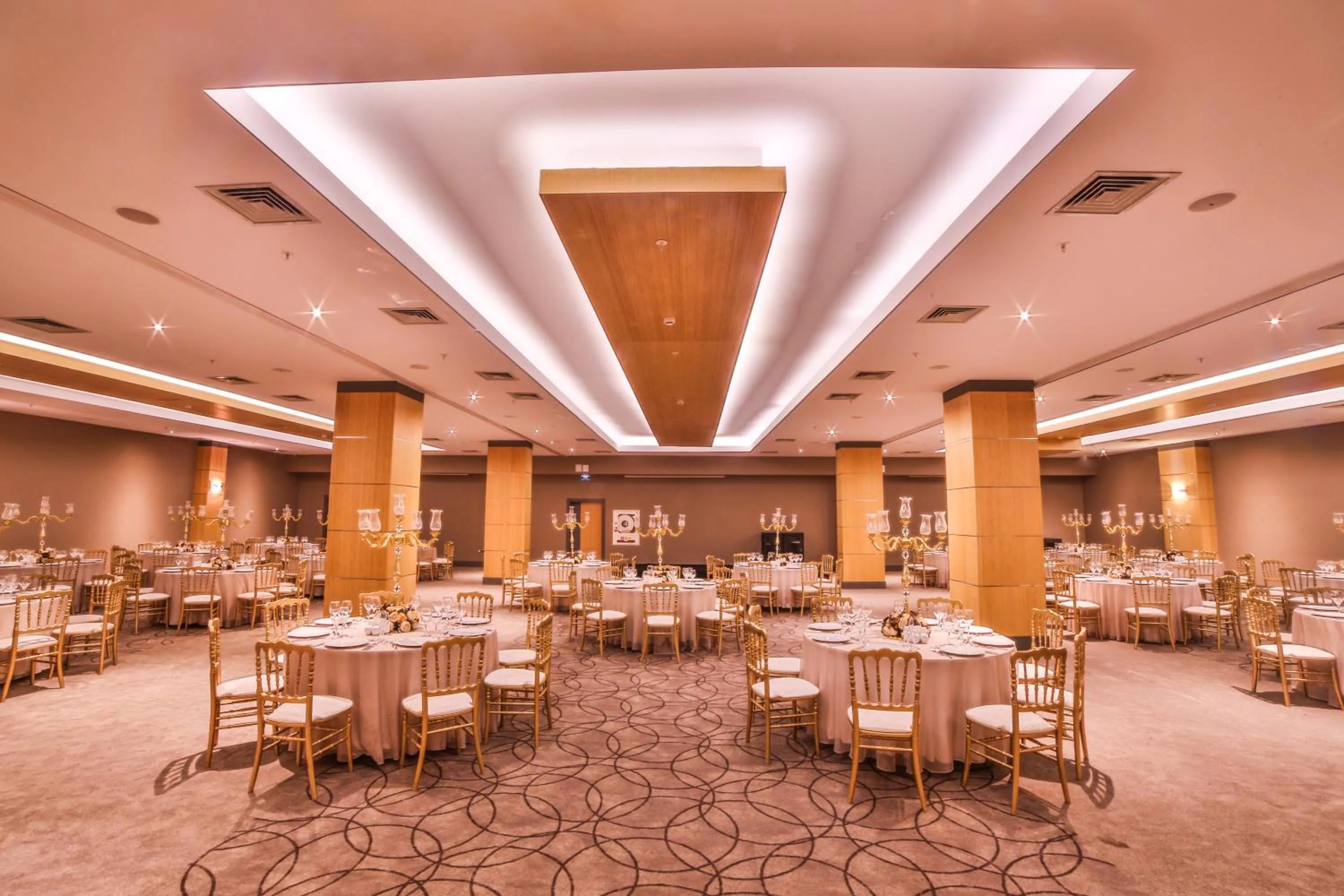 Meeting/conference room in Ramada Plaza by Wyndham Eskisehir