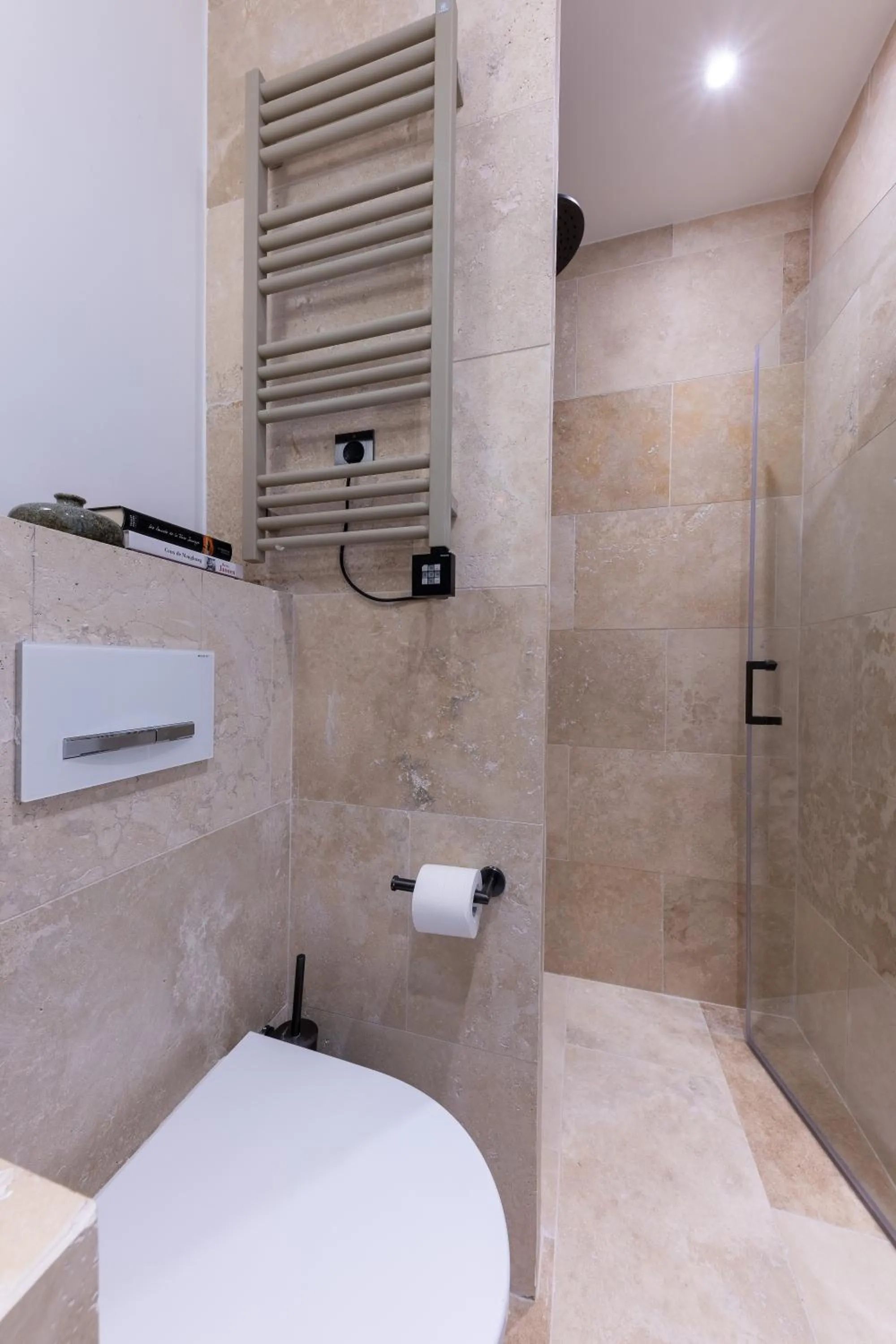 Shower in Quartier Libre Marais